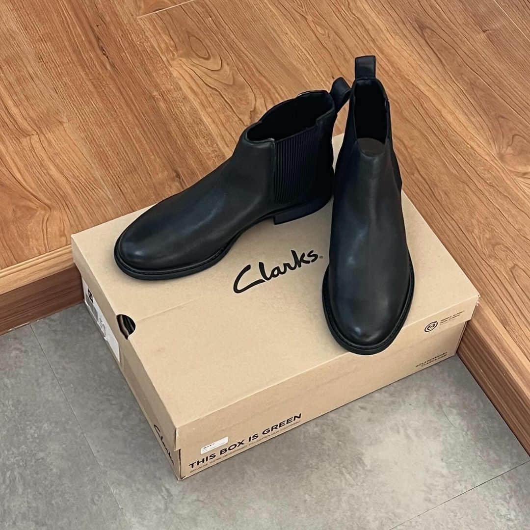 横山紗弓のインスタグラム：「@clarksshoes のブーツ🥾❤︎ 伸縮性があって長時間履きやすい！ 200周年スナップブックで 掲載されるそうです✨ #clarks #クラークス」