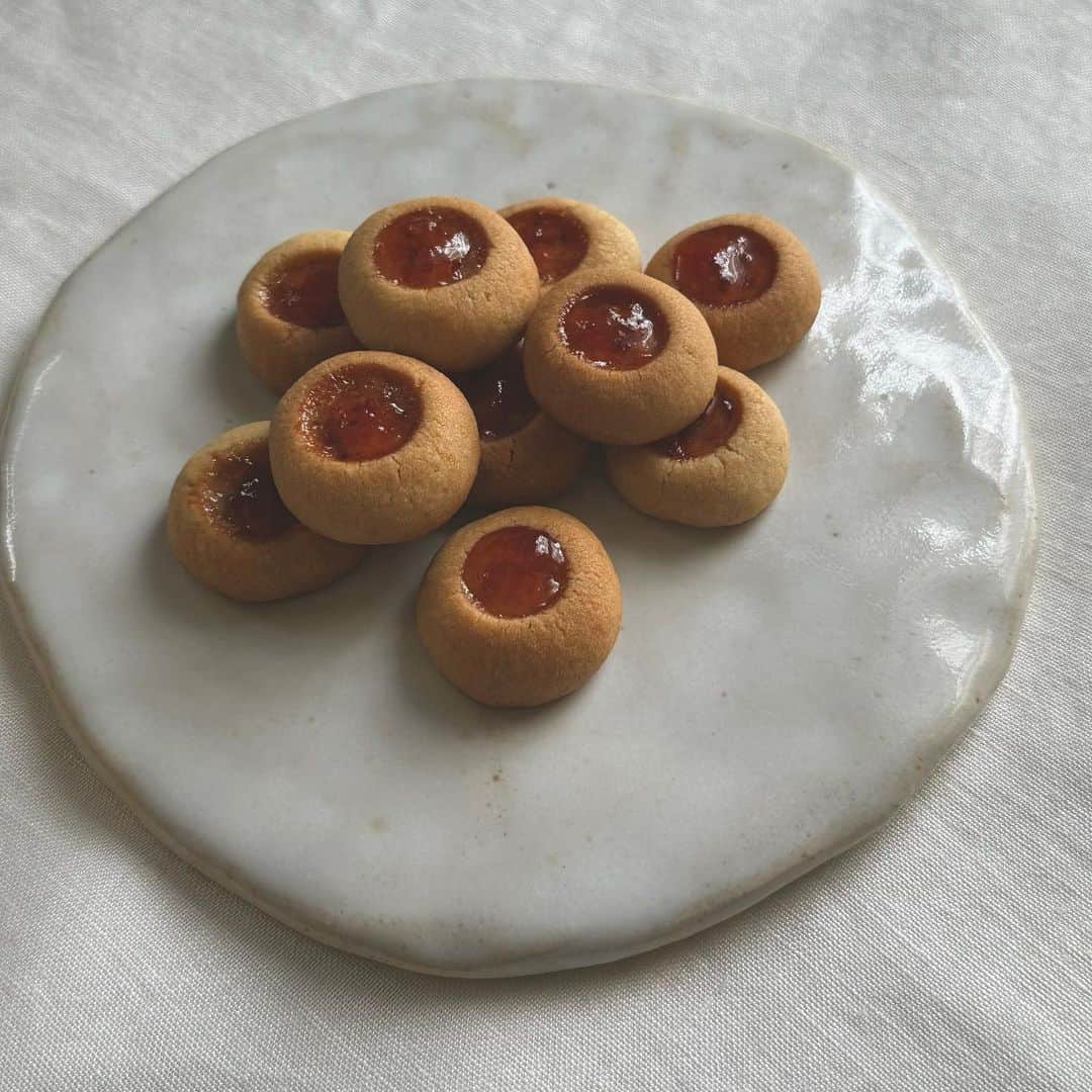樹神のインスタグラム：「素朴なジャムクッキー。  追いジャムしたのでつやりとできたけど 焼く前の赤がきれいだな。  #クッキー #ジャム #cookies  #jam #jamcookies」