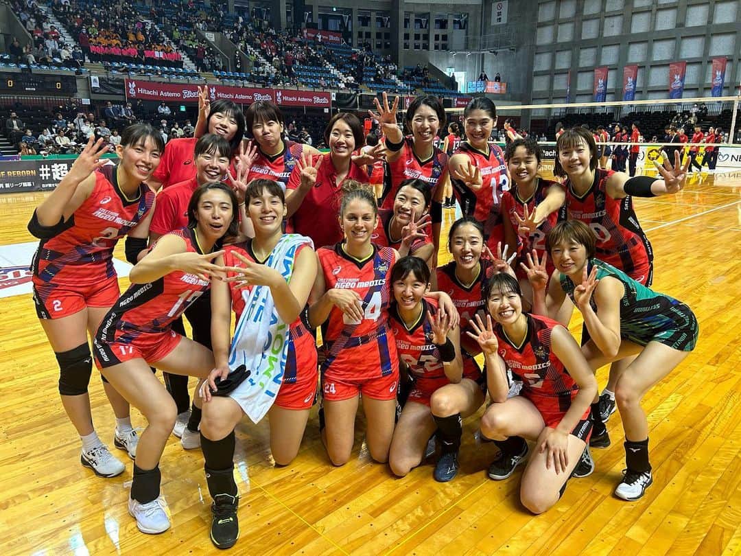 のインスタグラム：「. ／ #試合結果🔥 ＼  11/5(日)🆚#日立Astemoリヴァーレ  ①☆25-19 ②☆25-18 ③☆25-19  セットカウント 3-0 埼玉上尾メディックス🌟🌟  秋田大会👹、たくさんのご声援 ありがとうございました！ メディックス4連勝💪  そして大会運営にご尽力いただいた皆様、 心より御礼申し上げます🙇‍♀️  さあいよいよ、1週空いて11/18.19は 大田区総合体育館にて開幕ホームゲームです🔥 是非会場で応援お願いします!!  #埼玉上尾メディックス #Vリーグ #バレーボール #女子バレー #Vリーグはバレーボール #埼玉 #上尾」