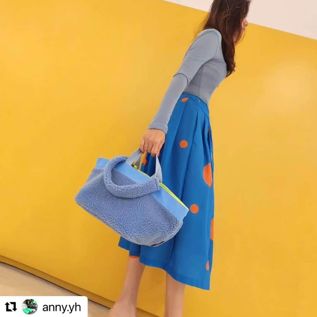 イ・スンヨンさんのインスタグラム写真 - (イ・スンヨンInstagram)「#Repost @anny.yh ・・・ . 가을의 낭만이 주는 행복감을 그 쓸쓸함을 달래줄 포근함을 다가올 한겨울 눈바람을 따뜻하게 감싸주는 밝고 예쁜 양털가방 안아보면 어떨까요🐑  🐑Palette of J studio x 이승연Mago12  🐑공구 🐑6일 OPEN🗯(6-12) 🩵Blue 🤎Brown  🤍White (가방,양털스트랩,양털파우치,숏스트랩 총4종 풀셋트구성) 🐑지퍼 🐑바닥판 탈부착  🐑이너포켓 2개  🐑양털파우치는 스트랩을 연결하여 백으로 활용 가능합니다.  . @leesyaram 이승연Mago12 www.mago12.co.kr  . . #FW는양털 #최저가로만나보세요 #Mago12  #이승연샵 #잔디뽀글이백 #슈퍼띵스배색도트플레어스커트 #슈퍼띵스울텐셀터틀넥 #텍스타일디자이너유니크데일리백  #PaletteofJstudio #EVERYTHINGGONNABEALRIGHT🐑」11月5日 15時33分 - leesyaram