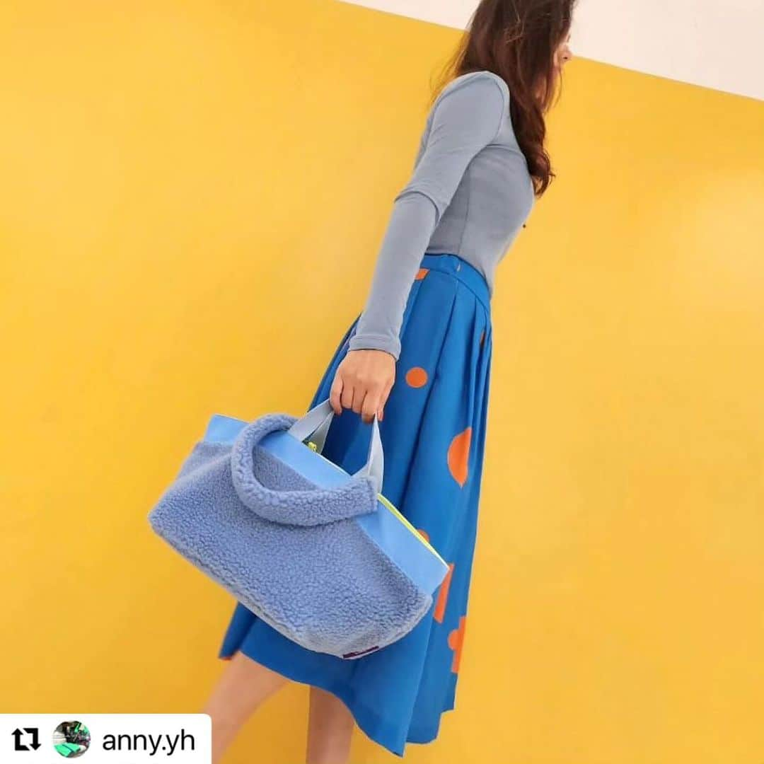 イ・スンヨンさんのインスタグラム写真 - (イ・スンヨンInstagram)「#Repost @anny.yh ・・・ . 가을의 낭만이 주는 행복감을 그 쓸쓸함을 달래줄 포근함을 다가올 한겨울 눈바람을 따뜻하게 감싸주는 밝고 예쁜 양털가방 안아보면 어떨까요🐑  🐑Palette of J studio x 이승연Mago12  🐑공구 🐑6일 OPEN🗯(6-12) 🩵Blue 🤎Brown  🤍White (가방,양털스트랩,양털파우치,숏스트랩 총4종 풀셋트구성) 🐑지퍼 🐑바닥판 탈부착  🐑이너포켓 2개  🐑양털파우치는 스트랩을 연결하여 백으로 활용 가능합니다.  . @leesyaram 이승연Mago12 www.mago12.co.kr  . . #FW는양털 #최저가로만나보세요 #Mago12  #이승연샵 #잔디뽀글이백 #슈퍼띵스배색도트플레어스커트 #슈퍼띵스울텐셀터틀넥 #텍스타일디자이너유니크데일리백  #PaletteofJstudio #EVERYTHINGGONNABEALRIGHT🐑」11月5日 15時33分 - leesyaram