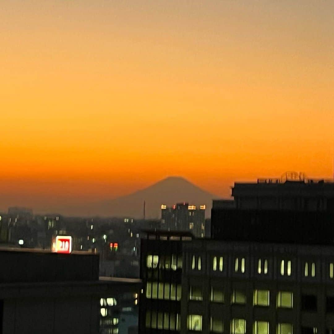 マキ・コニクソンのインスタグラム：「夕焼け空に聳え立つ 富士山ってカッコイイ…. エジプトのギザにに行った時に 街中からうっすら見えたピラミッド を思い出した。  日本滞在は楽しかったよ。 色々と考えられたし自分にとっては 凄くいい時間でした。 人の優しさに助けられた。 母国日本に来るとホッとするんだよ。 そして心も癒してくれる。  これからもこの気持ちは 絶対に変わる事はないな。  今回はお天気に恵まれたー。☀️ お陰で毎日快適に過ごせたよ。 次来るときはコート着てブーツ履いて ニット帽をかぶりたい。  また来るね。 暫しのお別れ👋🏼  #エア富士山 #コニクソンの旅レポ✍🏻  #富士山のおすそわけ🗻  #I❤️Japan」