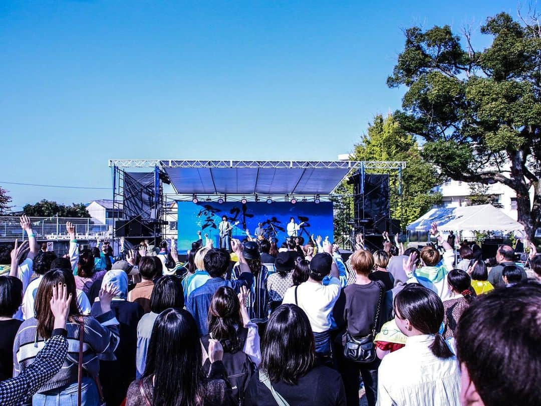 おいしくるメロンパンのインスタグラム：「. 11/5(日)は、滋賀大学「2023 滋大祭」でした🍃  学祭2DAYS、皆さんと爽やかで熱いステージとなりました✨  滋賀大学の皆さん、見に来てくださった皆さん、ありがとうございました🙌  次のライブは、11/11(土)「おいしくるメロンパン answer tour – 結ぶリボンの方程式 -」@岡山 YEBISU YA PRO！ よろしくお願いします！  #おいしくるメロンパン」