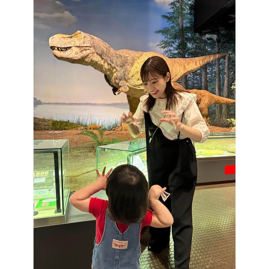 村上奈菜さんのインスタグラム写真 - (村上奈菜Instagram)「恐竜にハマって毎日恐竜ごっこなので 茨城にあるミュージアムパークに🦖🤍  「ママ! ちらのさぅるす! わ! とりけらとぷす! 」と 大喜び😆♡ 恐竜好きな子は喜ぶこと間違いなし！ 種類もよく覚えてて子供の吸収力に驚くばかり😳✨  昔恐竜が地球に暮らしてたんだなと思うと 迫力とかっこよさに大人の私もつい興奮(笑) そして今はいないという切なさに 考えさせられたのでありました🌏  また連れて行きたい場所になったよ〜🦕🌼  #茨城 #自然博物館 #ミュージアムパーク #恐竜 #2歳7ヶ月 #男の子ママ」11月5日 15時45分 - murakami__nana