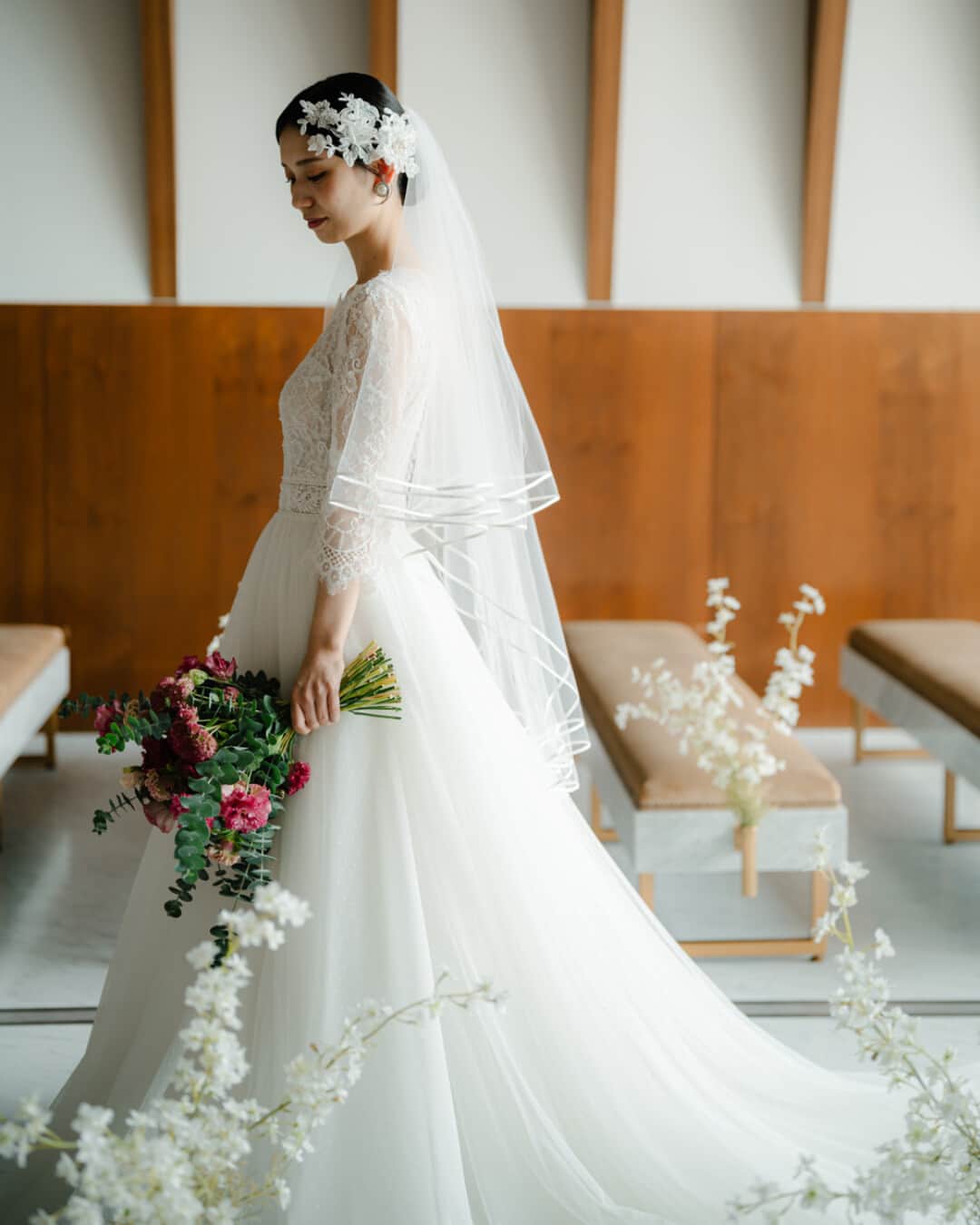 TAKE and GIVE NEEDS(T&G公式) のインスタグラム：「白い花が繊細にあしらわれたヘッドドレスと、レースのデザインやブーケの色合いがチャペルの雰囲気に溶け込むような、ナチュラルな美しさが引き立つウェディングドレス姿。  #tg花嫁 #アーククラブ迎賓館広島  #wedding #ウェディング #結婚式 #結婚式場 #ウェディングフォト #housewedding #ハウスウェディング #weddingdress #ウェディングドレス #プレ花嫁 #卒花」