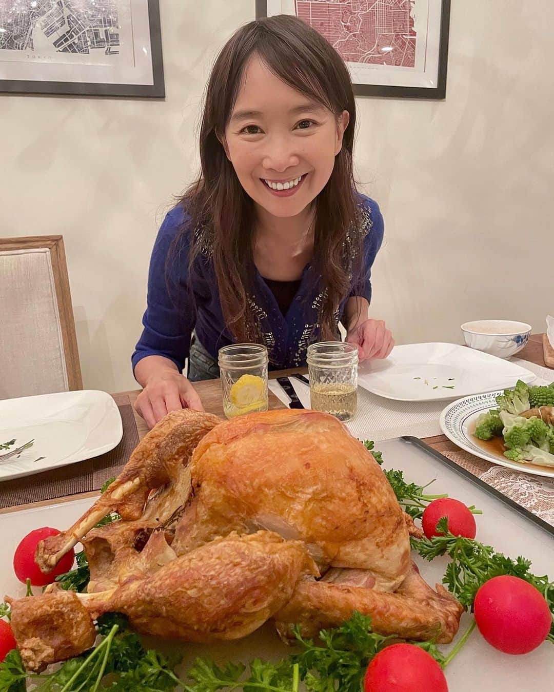 アグネス・チャンのインスタグラム：「早めに感謝祭のお祝いをしましたよ。ターキーを焼いて、みんなで料理を作りました。みんなの笑顔を見て、胸がいっぱい‼️本当に感謝感謝です。」