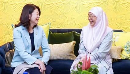 首相官邸さんのインスタグラム写真 - (首相官邸Instagram)「岸田総理夫人はフィリピン、マレーシアを訪問し、配偶者の皆様と再会を喜びつつ、親善を深めました。 12月の日ASEAN特別首脳会議の機会でのお二人の訪日においても、パートナープログラムなどを通じて、お互いの理解を深めていきます。」11月5日 15時51分 - kantei