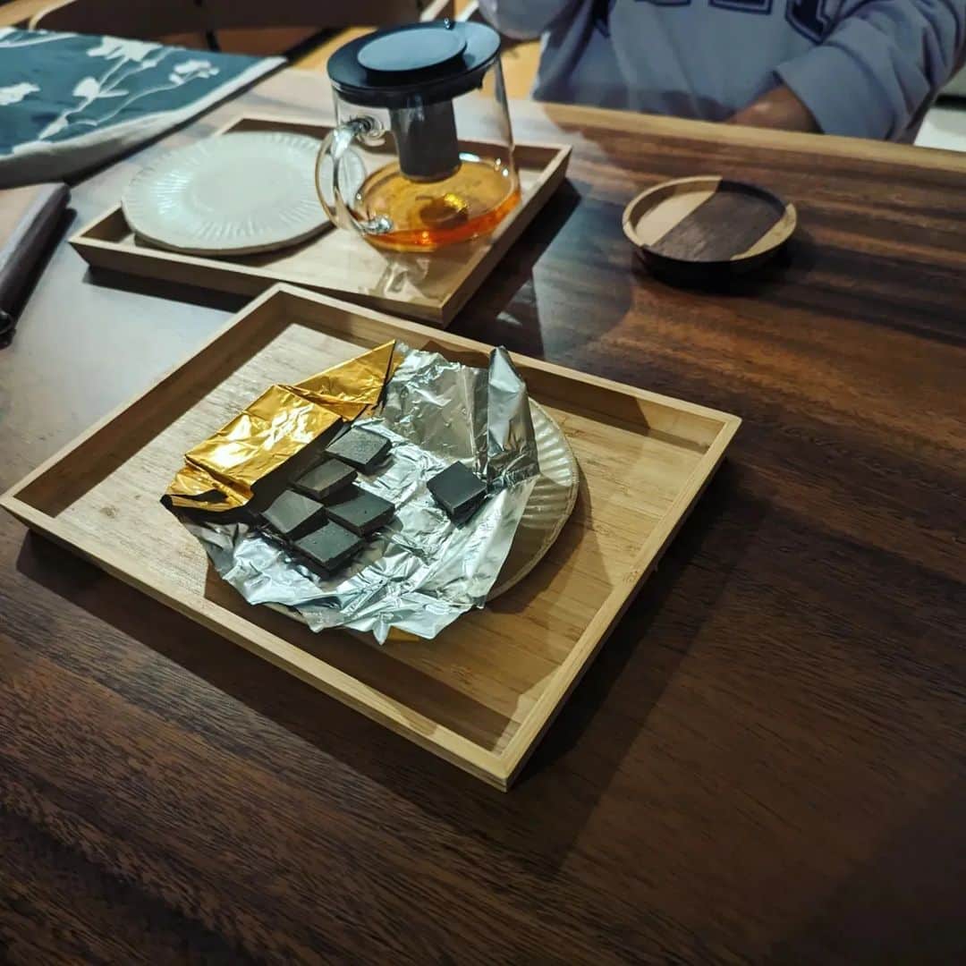 浜田真衣のインスタグラム：「友達の家で深夜に語りながら食べたチョコ(@chocoreiji )が最高に美味しかったのでご紹介😋  @chocoreiji さんはチョコの奥深さと面白さを教えてくれたユニークなチョコマニアです🤣 いろんなこだわりあるチョコを販売してるので、よければ是非見てみてくださいね🍫  - ̗̀📣𓐄 𓐄 𓐄 𓐄 𓐄 𓐄 𓐄 𓐄 𓐄 𓐄 𓐄 𓐄 𓐄 𓐄 𓐄 𓐄 𓐄 𓐄 11/18,19はチョコミュージアム(@felissimochocolatemuseum )にて出店してるよ！  バレンタインシーズンには“あべのハルカス”でも出店されてるみたい✌︎  お近く通ることあればぜひ覗いてみてください🤤 - ̗̀📣𓐄 𓐄 𓐄 𓐄 𓐄 𓐄 𓐄 𓐄 𓐄 𓐄 𓐄 𓐄 𓐄 𓐄 𓐄 𓐄 𓐄 𓐄」