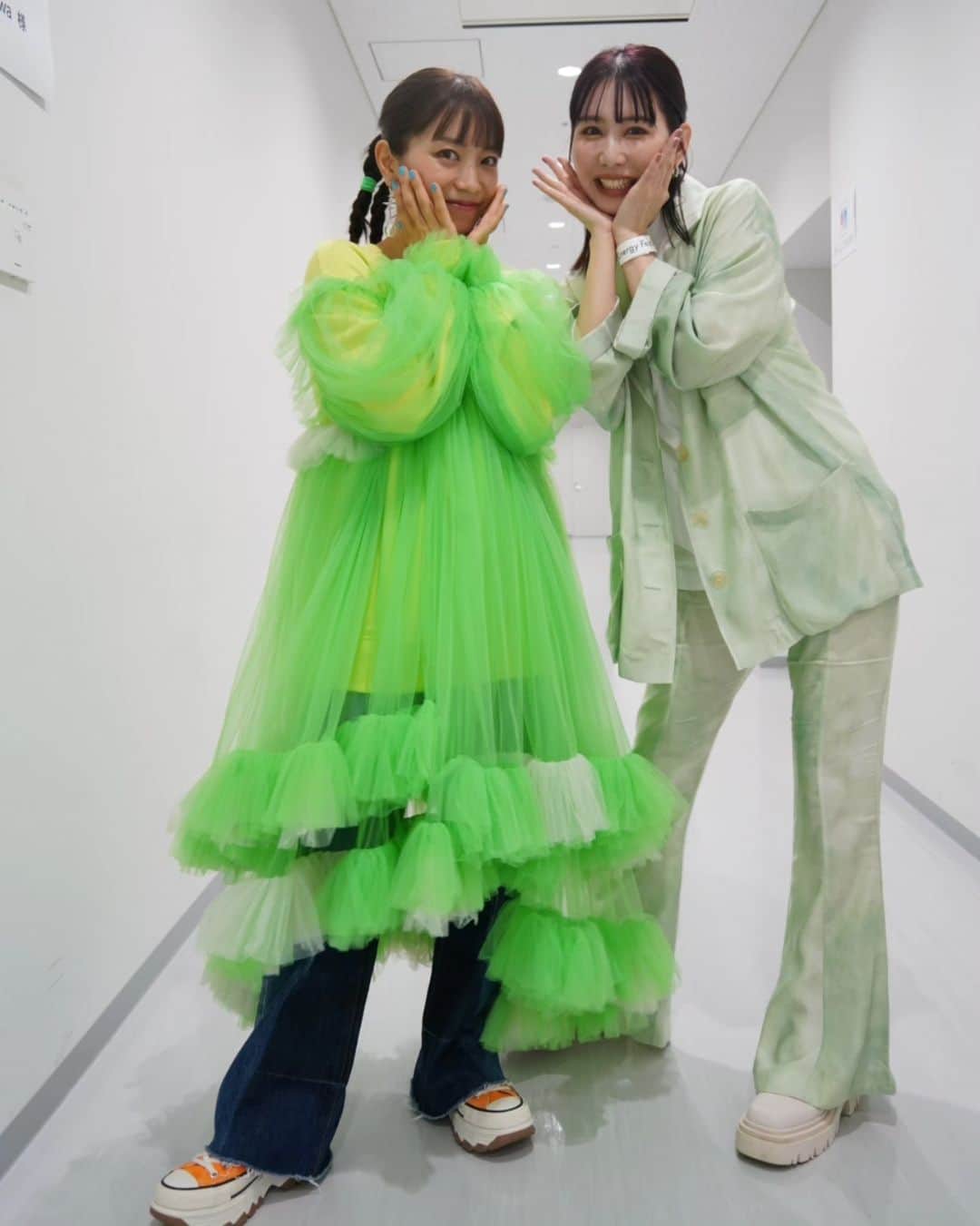 miwaのインスタグラム：「ひさしぶりに会えたーーー🤗💚💚 2人ともたまたま黄緑だった💚💚」