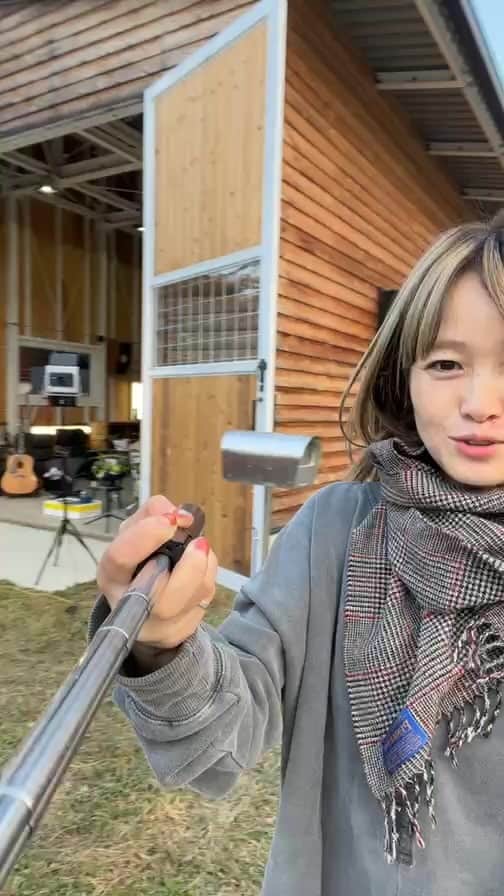 NakamuraEmiのインスタグラム：「ということで 今日のNakamuraGarage1周年ナマ配信は 「とある素敵な場所」といっていたのは山梨の46worksさんのカッコよすぎるGarageをお借りして やらさせていただきます！  この後はファンクラブ生配信で！  ※ 吹き出物は帰ってきてから破裂しました。」