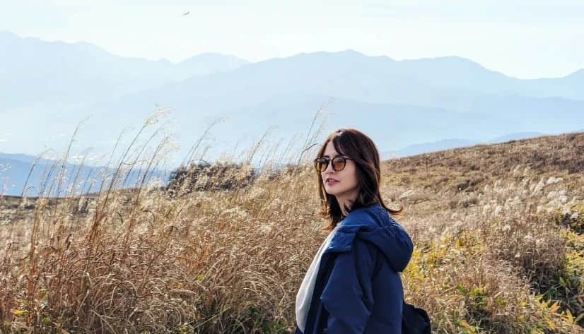 浜田真衣のインスタグラム：「すんごい綺麗だった🍂季節を楽しむって良い🤤 こんな所で美味しいコーヒーが飲みたいぃ☕𓈒𓂂𓏸   #2023秋  #秋スポット  #ススキ」