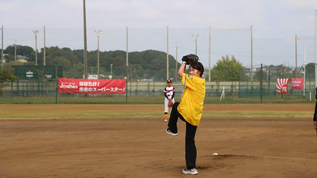 水野友貴さんのインスタグラム写真 - (水野友貴Instagram)「【第８回和田豊旗争奪少年野球大会】 阪神タイガースの元選手・監督、現在２軍監督としてご活躍されている和田豊さんによる『和田豊旗争奪少年野球大会』が我孫子市にて開会されました。 松戸市出身で我孫子高校にて甲子園に出場したことから、松戸市と我孫子市の少年野球チームが優勝目指して競う大会です。 和田豊監督とは私は親交が深いので、自分のエールとともに和田さんからお預かりしたメッセージをお伝えしました。 また、本日は女子・選抜チームによるエキシビションが行われ、始球式でピッチャーを務めさせていただきました。 前回、お恥ずかしい姿をお見せしてしまいましたので、野球連盟の皆様と事前にキャッチボールで練習させていただきました！  女子チームの見ごたえのある素晴らしい試合にかじりついて釘付けになりました。 選手の皆様、怪我のないよう優勝目指して頑張ってください！ #和田豊 #和田豊旗争奪野球大会 #和田豊旗 #少年野球大会 #我孫子市 #松戸市 #始球式 #女子野球 #女子野球盛り上げよう #千葉県議会議員 #水野ゆうき」11月5日 16時06分 - mizunoyuuki