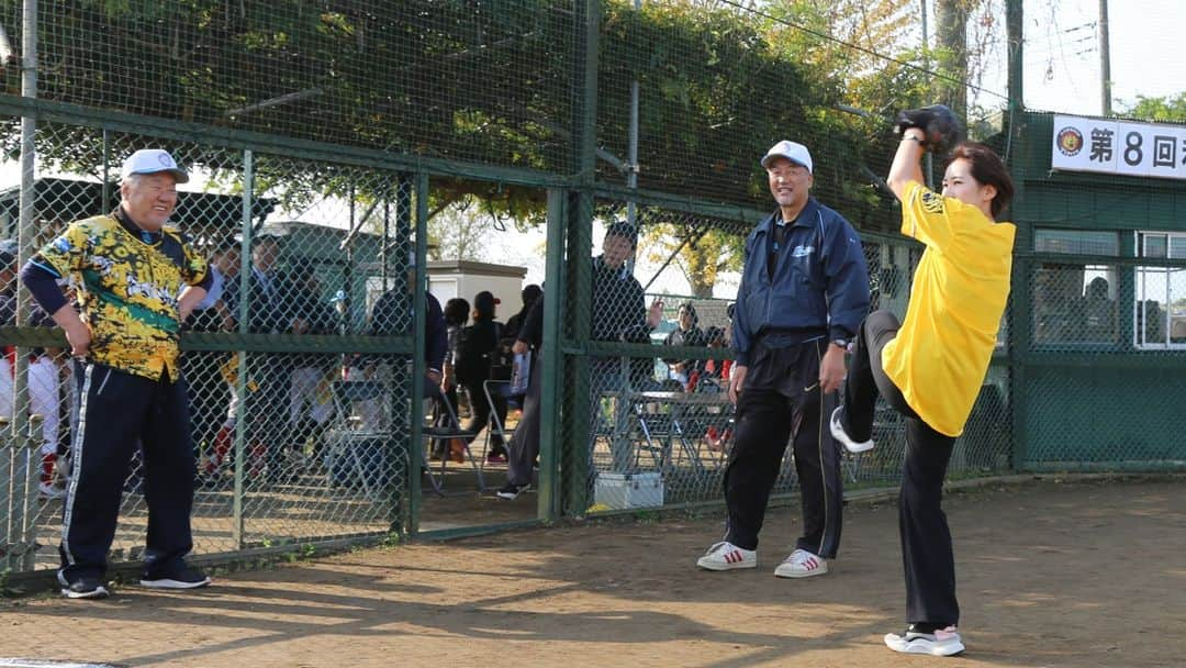 水野友貴さんのインスタグラム写真 - (水野友貴Instagram)「【第８回和田豊旗争奪少年野球大会】 阪神タイガースの元選手・監督、現在２軍監督としてご活躍されている和田豊さんによる『和田豊旗争奪少年野球大会』が我孫子市にて開会されました。 松戸市出身で我孫子高校にて甲子園に出場したことから、松戸市と我孫子市の少年野球チームが優勝目指して競う大会です。 和田豊監督とは私は親交が深いので、自分のエールとともに和田さんからお預かりしたメッセージをお伝えしました。 また、本日は女子・選抜チームによるエキシビションが行われ、始球式でピッチャーを務めさせていただきました。 前回、お恥ずかしい姿をお見せしてしまいましたので、野球連盟の皆様と事前にキャッチボールで練習させていただきました！  女子チームの見ごたえのある素晴らしい試合にかじりついて釘付けになりました。 選手の皆様、怪我のないよう優勝目指して頑張ってください！ #和田豊 #和田豊旗争奪野球大会 #和田豊旗 #少年野球大会 #我孫子市 #松戸市 #始球式 #女子野球 #女子野球盛り上げよう #千葉県議会議員 #水野ゆうき」11月5日 16時06分 - mizunoyuuki