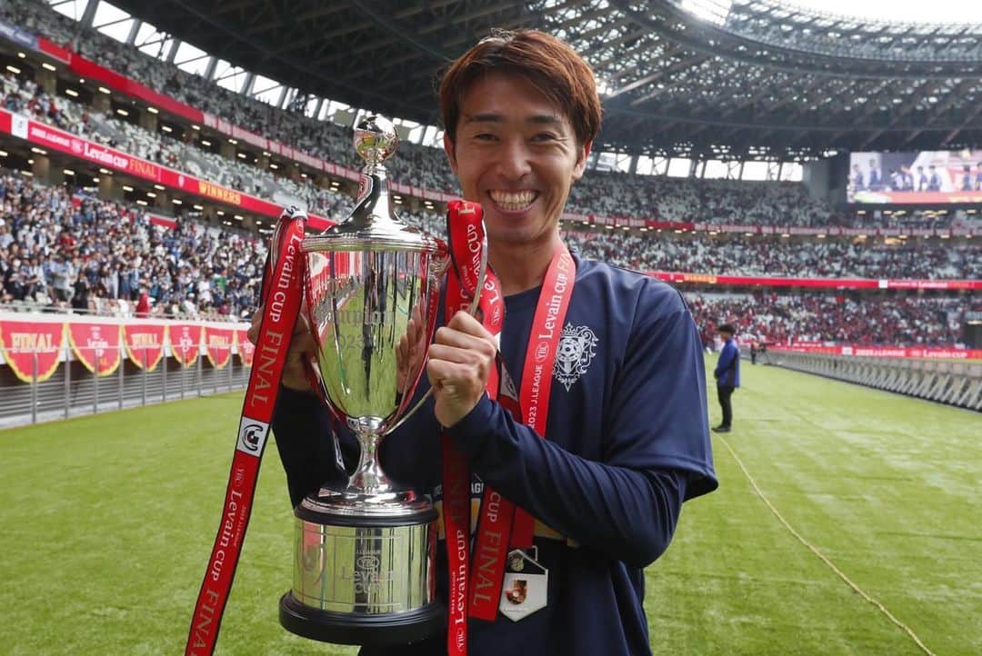 アビスパ福岡のインスタグラム：「優勝カップ😘  #アビスパ福岡」
