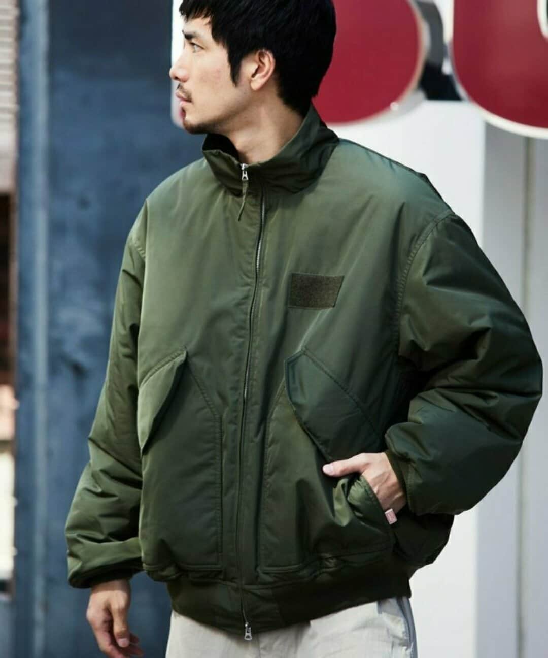 のインスタグラム：「会員限定10%OFF対象！ -アメリカ軍のフライトジャケット、CWU-36Pをアレンジ-  HINSONから、ミリタリーディテールのジャケットが登場！ アメリカ空軍のフライトジャケットCWU-36Pをベースに、素材やサイズ感をアップデートした注目アイテムです◎  HINSON 別注 中綿 ミリタリーブルゾン 問い合わせNo.1051233600059 価格:¥12,980(tax in) →10%OFF ¥11,682(tax in) カラー:ダークグレー/ブラック/オリーブ サイズ:M/L  ▶︎画像をタップして商品情報をチェック！ ※価格が変動することもございますので、予めご了承ください。  ≪開催中のキャンペーン≫ 会員限定10％OFFで気になっていたアイテムをゲット❗️ さらにタイムセールと最大2,000円オフのクーポンも😳 ▶詳細はTOPページ( @freaksstore_official )のURLからNewsをご覧ください。  ｰ ｰ ｰ ｰ ｰ ｰ ｰ ｰ ｰ ｰ ｰ ｰ ｰ ｰ ｰ ｰ ｰ ｰ ｰ ｰ ｰ ｰ ｰ ｰ ｰ ｰ ｰ ｰ ｰ ｰ ｰ ｰ ｰ ｰ ｰ @daytona_park  FREAK'S STORE,PUBLUX,Freada,Vitamix等のファッションからライフスタイルまで幅広いブランドを取り扱うモールです。 ｰ ｰ ｰ ｰ ｰ ｰ ｰ ｰ ｰ ｰ ｰ ｰ ｰ ｰ ｰ ｰ ｰ ｰ ｰ ｰ ｰ ｰ ｰ ｰ ｰ ｰ ｰ ｰ ｰ ｰ ｰ ｰ ｰ ｰ ｰ  #freaksstore #フリークスストア #freaksstore23fw #freaksstoreofficial#freaksstore_men」