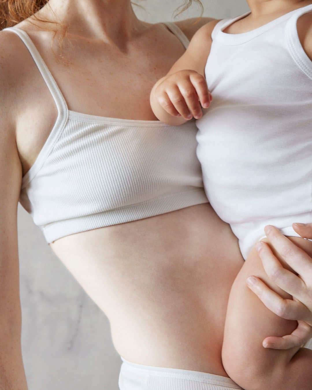 プチバトーのインスタグラム：「A quel âge vous êtes devenue Maman ? 👶  Pour prendre soin de votre peau et de celles de vos enfants, découvrez les Soins Petit Bateau Made in France 🇫🇷  ➡ 3 produits certifiés BIO 🌱, composés au moins de 99% d'ingrédients d'origine naturelle, végan* ➡ Enrichis en huiles d’argan, amande douce et jojoba, pour le respect des peaux sensibles.  ➡ Testés sous contrôle pédiatrique.  ➡ À partir de la naissance, et pour toute la famille 👶👧👦👩👨  *Tous nos produits bénéficient d'une formulation vegan​, sans ingrédient ou dérivé​ d’origine animale.​​  // How old were you when you became a mom for the first time?👶   ➡ Petit Bateau Made in France skincare products 🇫🇷 ➡3 organic certfied products 🌱, composed of at least 99% ingredients of natural origin, vegan* ➡ Contain argan, sweet almond and jojoba oils, to respect sensitive skin. ➡ Tested under pediatric supervision. ➡ From birth, and for the whole family 👶👧👦👩👨  *All our products formulations are vegan, without any ingredients of animal origin.」