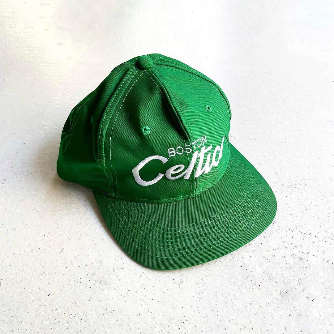 DROP...vintage select shopのインスタグラム：「1990s  NBA Boston CELTICS Snapback Cap Green Dead stock  形といい、カラーリングといい都会的で好きなやつです💚  デッドストックにて。」