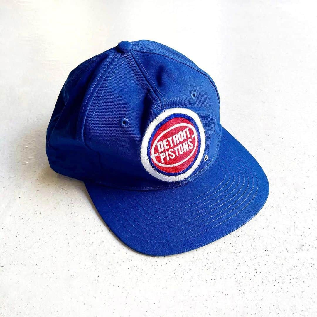 DROP...vintage select shopのインスタグラム：「1990s NBA Detroit PISTONS Snapback Cap Blue Dead stock  形といい、カラーリングといい都会的で好きなやつです💙  デッドストックにて。」