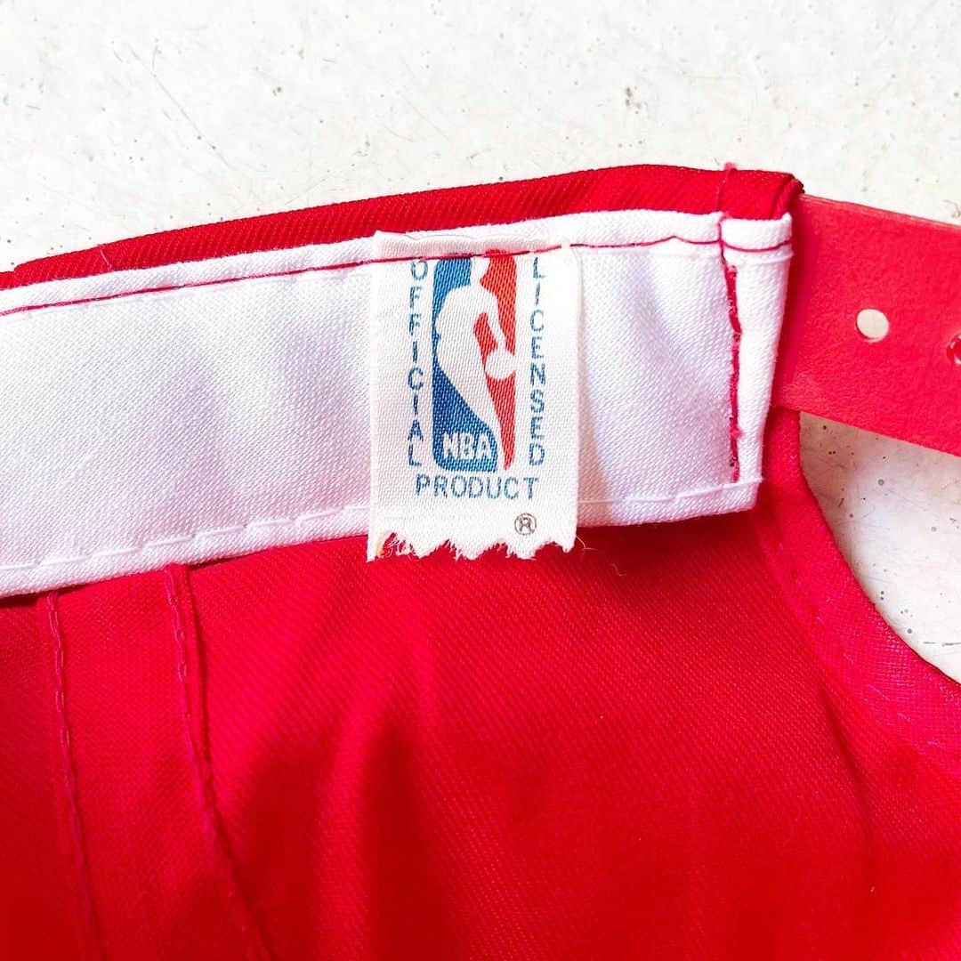 DROP...vintage select shopさんのインスタグラム写真 - (DROP...vintage select shopInstagram)「1990s NBA Philadelphia SIXERS Snapback Cap Red Dead stock  形といい、カラーリングといい都会的で好きなやつです❤️  デッドストックにて。」11月5日 16時11分 - tokyo_drop