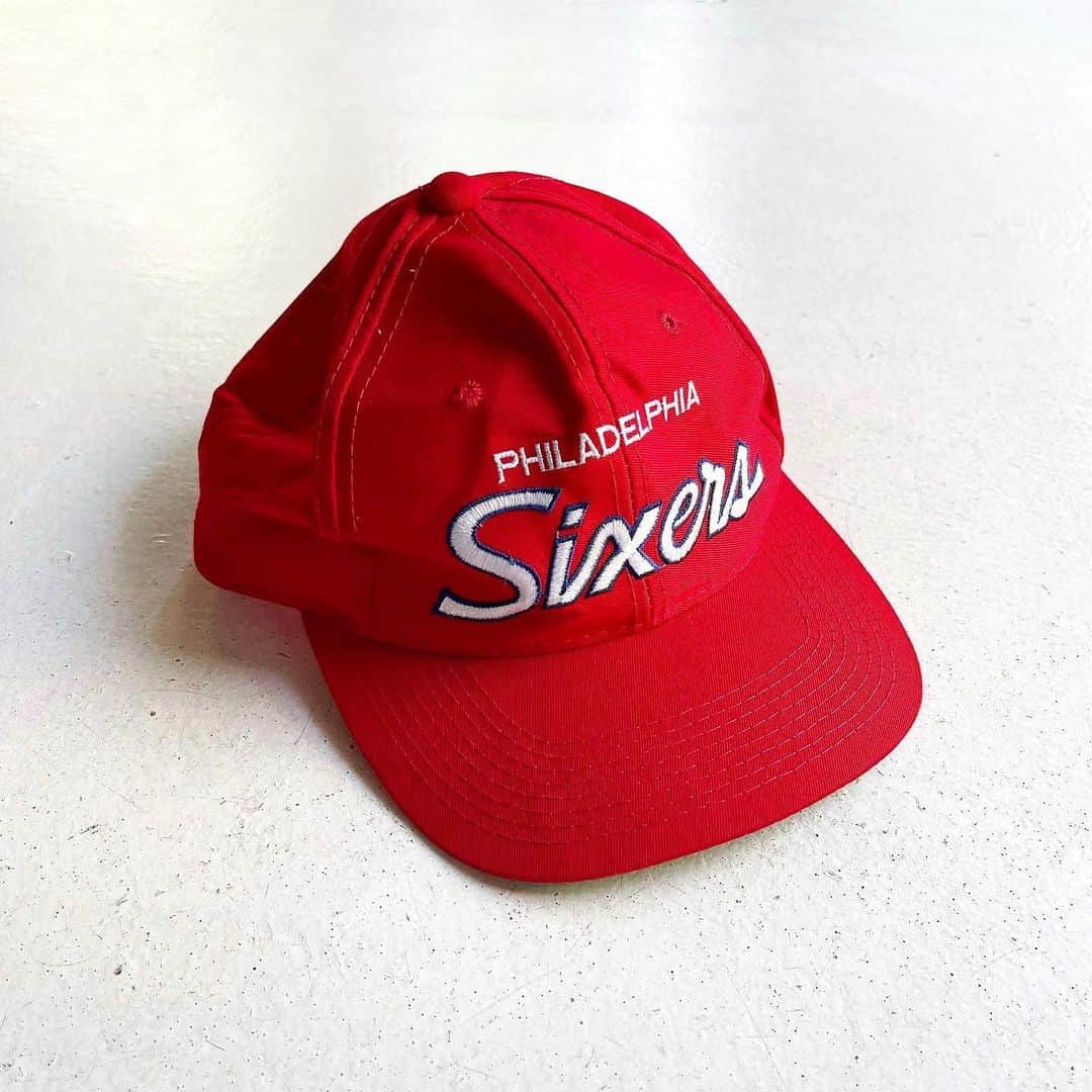 DROP...vintage select shopのインスタグラム：「1990s NBA Philadelphia SIXERS Snapback Cap Red Dead stock  形といい、カラーリングといい都会的で好きなやつです❤️  デッドストックにて。」