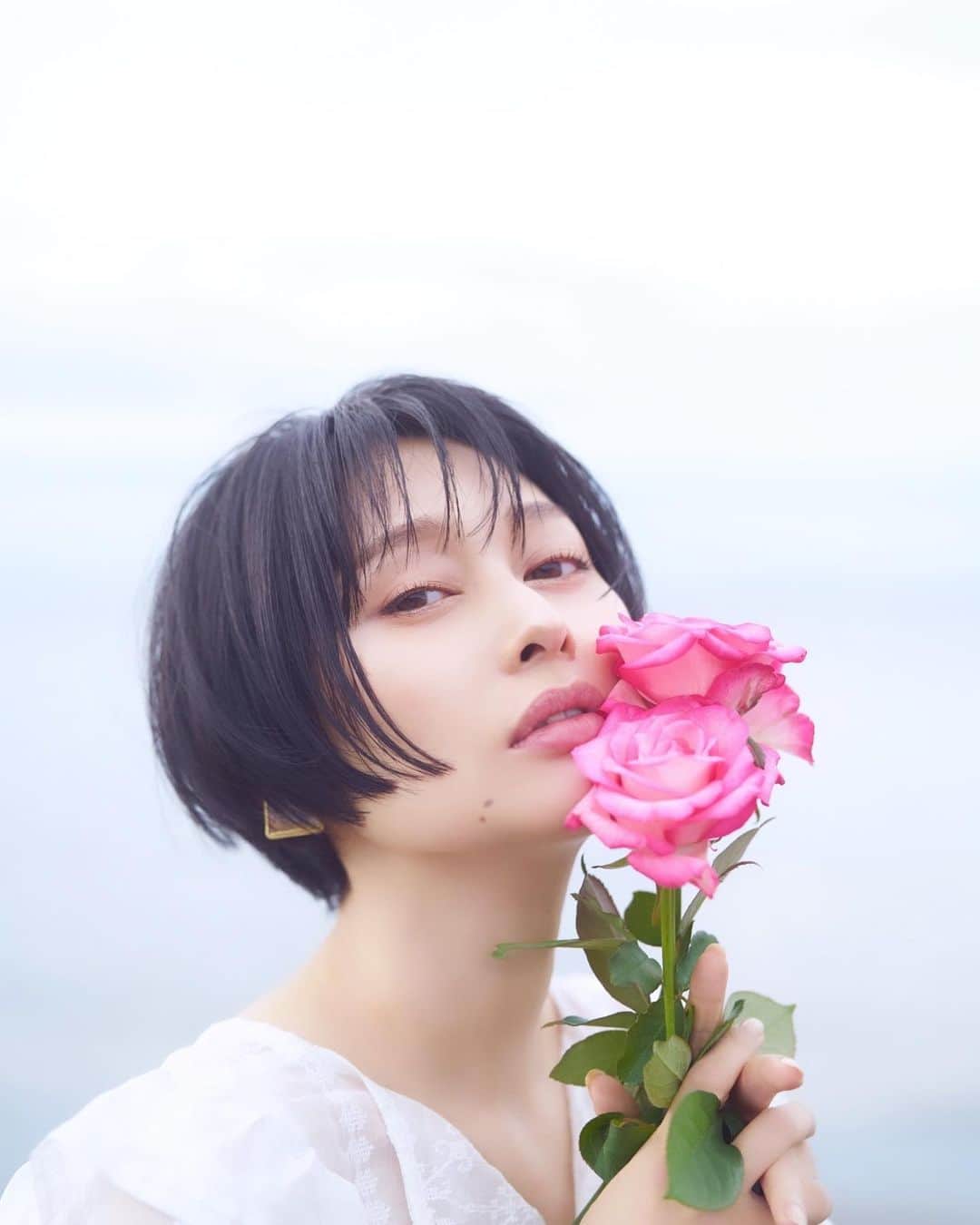 佐藤乃莉さんのインスタグラム写真 - (佐藤乃莉Instagram)「That which we call a rose by any other name would smell as sweet.🌹  薔薇を見ると、 このセリフを思い出す佐藤です。  Photographer: @emilykaiho @emilykaiho_photography   Hair&Makeup: @_tomomi_nakamura   #薔薇#shooting#pic#photography #写真」11月5日 16時12分 - nori_sato_