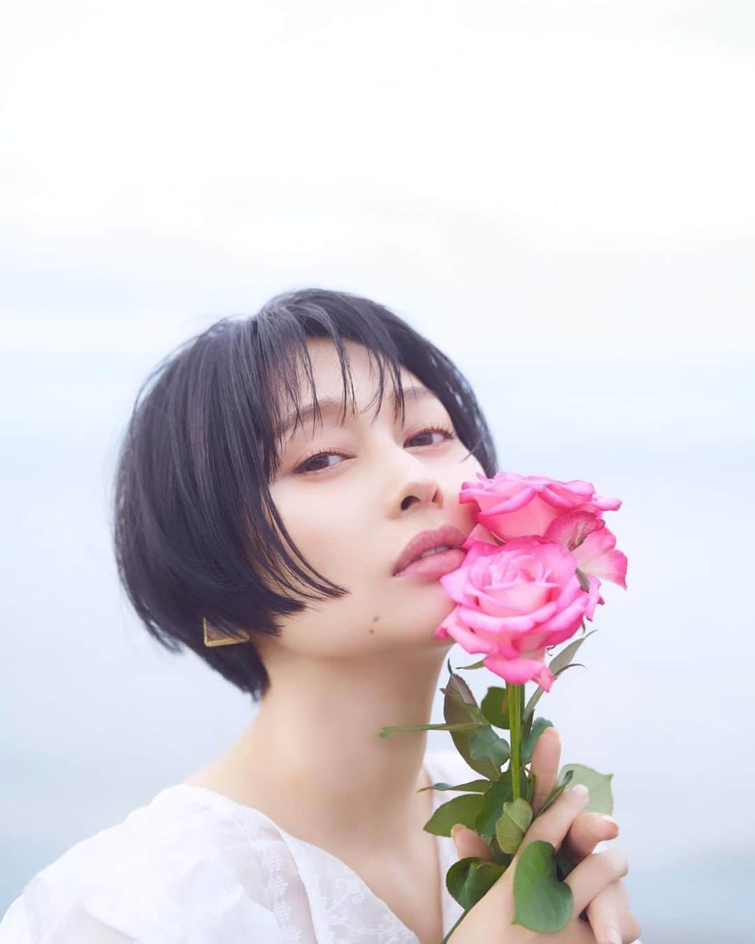 佐藤乃莉のインスタグラム：「That which we call a rose by any other name would smell as sweet.🌹  薔薇を見ると、 このセリフを思い出す佐藤です。  Photographer: @emilykaiho @emilykaiho_photography   Hair&Makeup: @_tomomi_nakamura   #薔薇#shooting#pic#photography #写真」