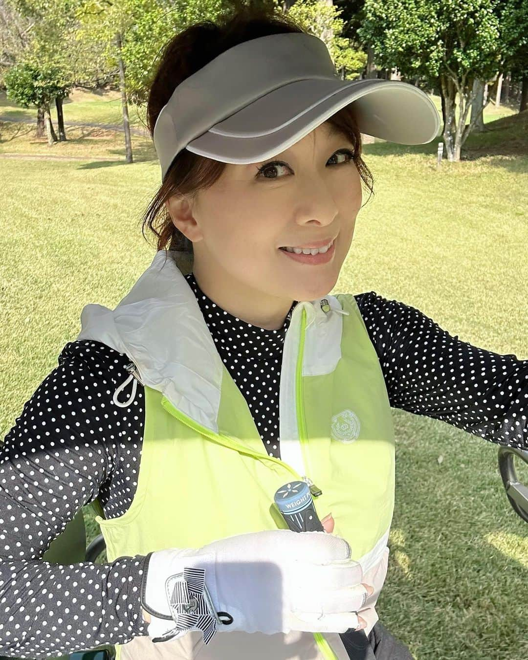 やすみりえのインスタグラム：「#ゴルフ日和⛳️☀️  このままずっと秋の爽やかさに包まれてプレーをしたいですが…🍁 まもなくやってくる寒い季節に備えて、 カートシートに敷くあったかグッズを手に入れてみました♡ 今日、試しに広げてみたのですがなかなか良い感じ。この冬はふんわり気分でラウンドできますように…😊  そして❣️ いよいよ出演させて頂いたゴルフ番組の オンエア日が近づいてきましたので告知をさせて下さい✨  BSテレ東　『ゴルフ交遊抄』 11月12日（日）朝７:30〜 11月19日（日）朝７:30〜 二週続けての出演です⛳️  ぜひご覧下さいませ☆  #川柳#ことばの力#ことのは#575 #ゴルフ#golf #ゴルフ場#ゴルフ場の景色 #グリッサンドゴルフクラブ  #glissandogolfclub  #ゴルフ大好き #ゴルフ上手くなりたい #ゴルフカートシートカバー  #あったかグッズ #ゴルフグッズ」