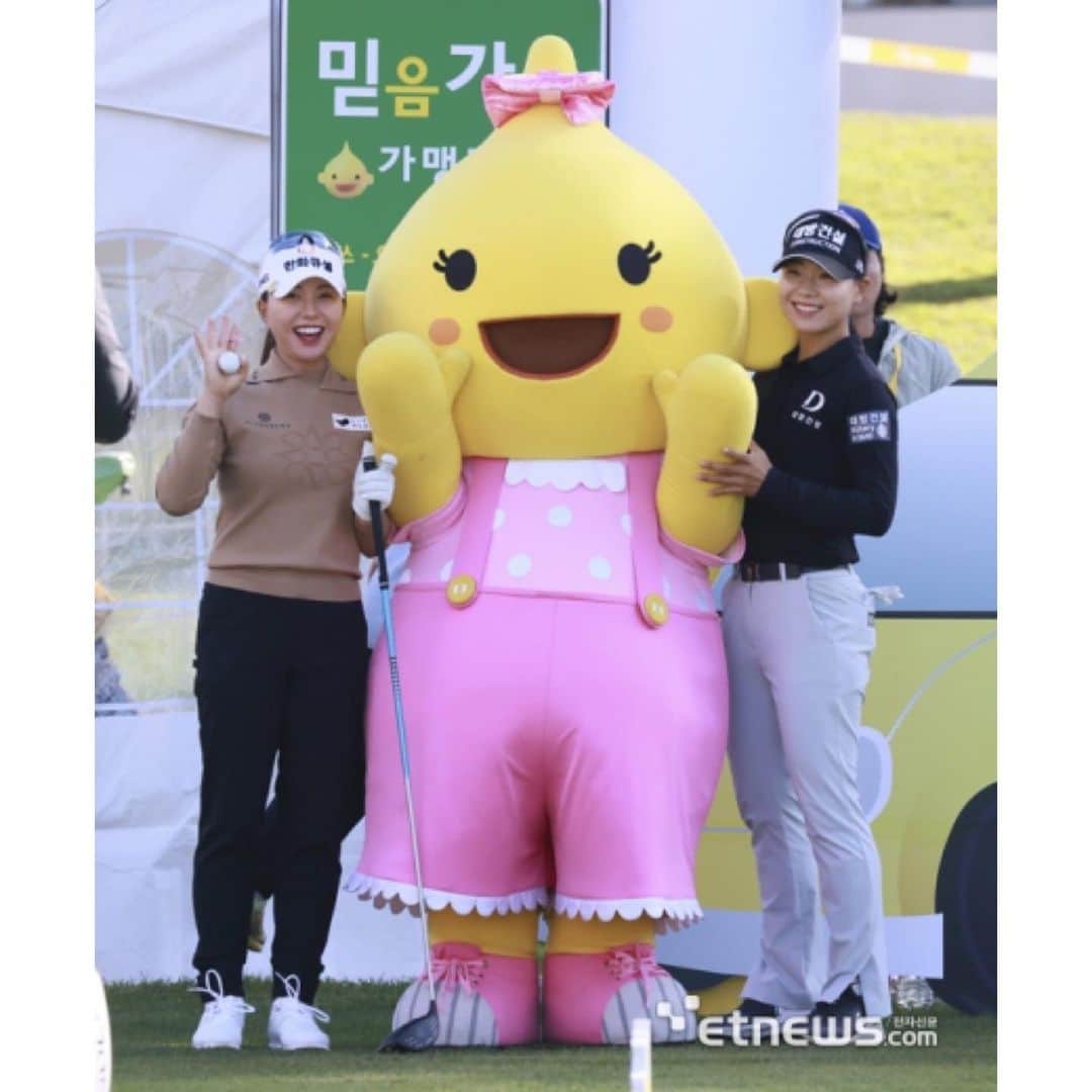 イ・ソミのインスタグラム：「. 호호호호다빈씌와 호호호 라운드⛳️ . . . #골프 #golf #klpga」