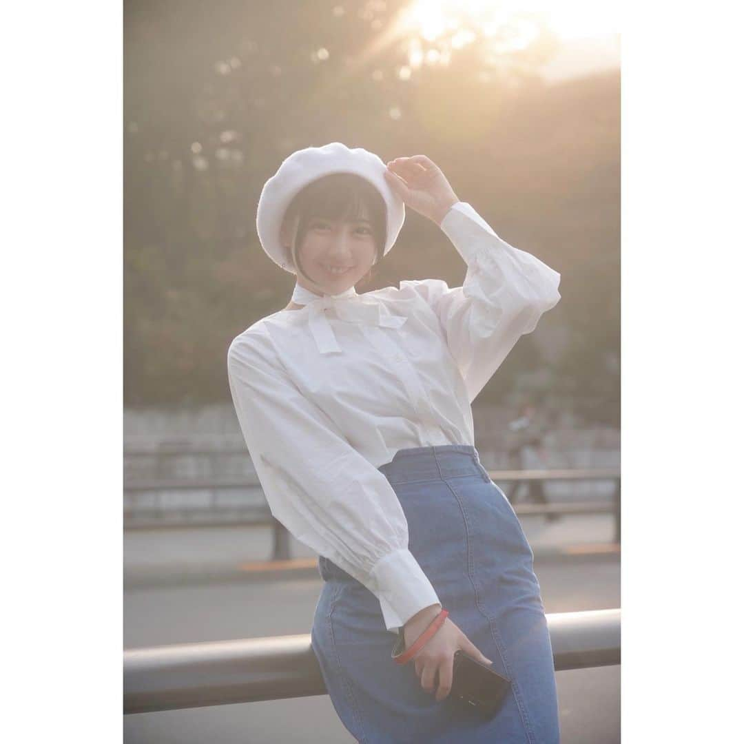 夏目響さんのインスタグラム写真 - (夏目響Instagram)「秋の街散歩……🍂🚶‍♀️👟👣  昨日は知人のポートレートモデルになりました📸 これはお気に入りの1枚。可愛く撮ってくれて嬉しい😊  こういうの、2年ぶり。懐かしいです。あっという間に月日は経って、今は2023の11月。あの頃の写真モデル活動を支えてくれていた皆さん、ありがとう。予想外の衝撃的な出来事の煽りを受け、先々にあった予定がなくなり、希望の未来から一気に失意の淵に陥りました。もうすっかり立ち直って元気です。なんとなく知っているかた、あえてあの事件に触れずに、変わらず応援してくれて、本当にありがとう。お陰で乗り越えられました。  秋の雰囲気が充満している街をぶらぶら歩きながら、時々立ち止まってレンズの先のボタンを押す持ち主と無言のコミュニケーション。 以前から知り合いではあったけど、カメラを通すのは初めて。互いがどんなスタイルか分からないから、様子を伺いながら。いきなり息ぴったりは難しい。臆病な性格の私は尚更。 ソロソロソロー、と、ゆるやかに掴む感覚らしき何か。  (ああ、これこれ。この感覚、かも？)  暑くもなく寒くもない空気。年々、季節が後ろ倒しになってきているのは、気のせいではないはず。 昨日は金曜だったけど、文化の日で祝日。そしてちょうど3連休の2日目の土曜の夕暮れ。田舎の静けさに響く生き物たちの音とはまた違う、車と雑踏に混じって鳥たちの控え目なさえずりや風で揺れる草花の音、人口の小さな川のせせらぎが聞こえる。時々ネズミもこんにちは。都会の飼い犬たちは静かで、けっこう無音。  チュンチュン、サラサラ、スイスイー。  一応補足すると、スイスイーは車の音。最近の車はエンジン音が静かなタイプが多くなってきたから。  そんな調子で、久々の街歩きポートレートは終了。 本当はちょっと怖かった。始まるまで。このシチュエーションが。前からお世話になってるカメラマンさんなら信頼関係ができてるのでそんなことはないけれど、初めての組み合わせだったから。立ち直ってはいるけど、たまーにあの悲しいトラウマがフラッシュバックしてきて。ごめん。冒頭に乗り越えたと書いたけど、嘘だ。本当の意味で、もう大丈夫と思えたのは、昨日のこの撮影の後でした。 改めて、もう大丈夫。街歩きポートレート、怖くない。 そう明るくなれた、昨日でした。 撮影に誘ってくれた知人さん、ありがと。また今度集まりましょう。  明日は11月のラジオの収録！初回よりゆっくり滑舌良く話せるように心がけよう！ 皆さん、配信開始に乞うご期待！  他にも、皆さんにはまだ内緒の色々考えているものあるので、それも進めなきゃ！絶対形にするぞ。  昨日感じたこと、書いたらスッキリ！読んでくださりありがとう。  #夏目響　#ポートレートモデル #街歩きポートレート #街ブラポートレート #秋のポートレート #トラウマ克服」11月5日 16時16分 - hibikinatsume