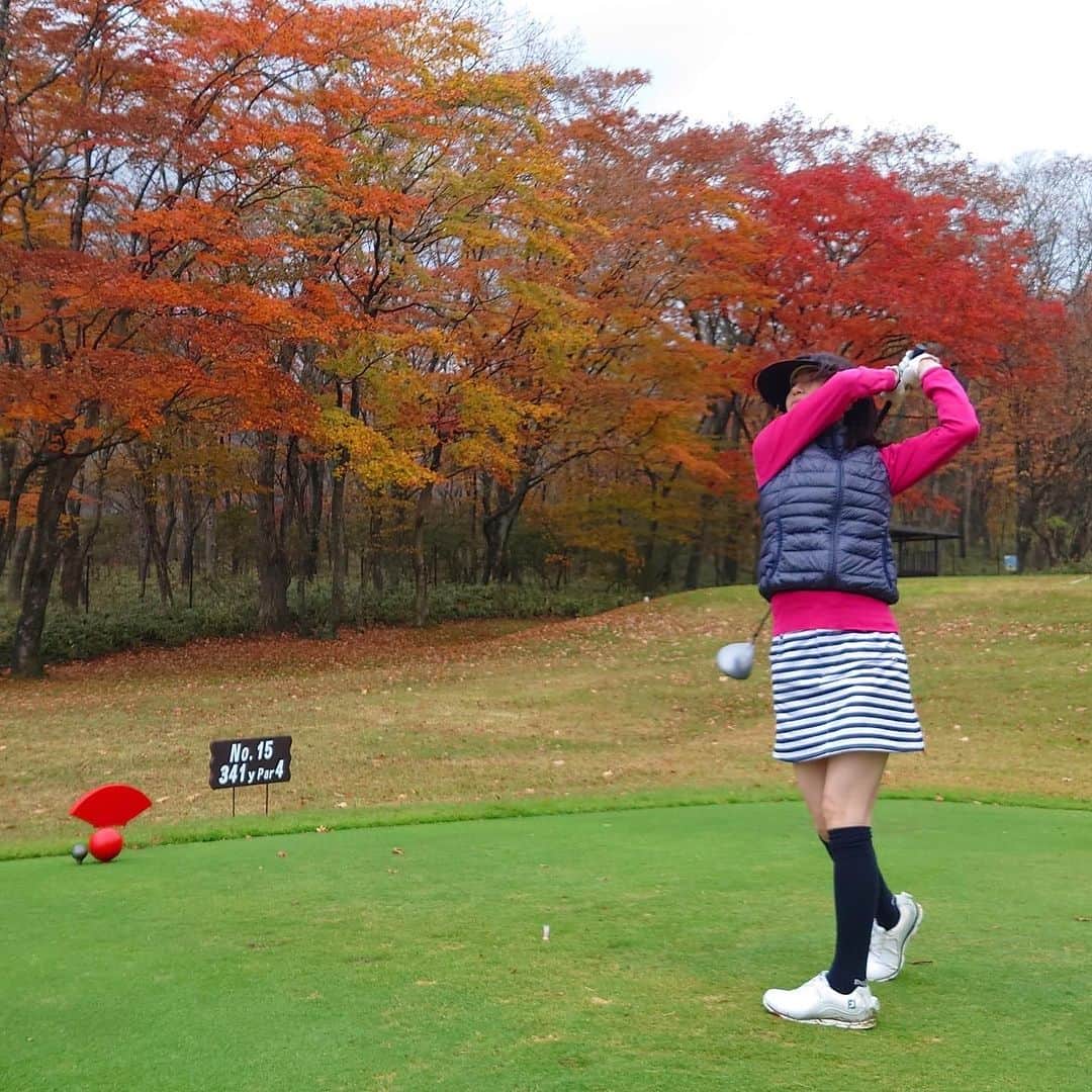 のインスタグラム：「4ヶ月ぶりの⛳️ このフォロースルーは良いのかどうか、「？？」ですが、スコアは111。私としては上出来✨  今週の出演情報amebloにアップしました。  #馬場典子 #ばばちゃんネル」