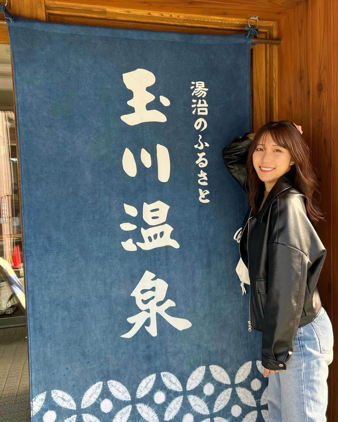 Moka さんのインスタグラム写真 - (Moka Instagram)「"日本一の湯治場" 秋田・玉川温泉♨️  日本で一番pH値の低い温泉で強い酸性の泉質を持つ温泉。  「末期がんが治った」「がんが消えた」などの噂が広まり、全国からがん患者が集まるようになりました。  玉川温泉の宿泊施設は食事付の部屋と、中長期で宿泊の湯治客向けの自炊部があります◎  入浴の際は強い酸性ということでいくつか注意点があり、 ・最初は源泉50%から慣らして源泉100%に入る ・身体をこすらない ・顔につけない(目に入るとかなり痛い) ・入浴後はかけ湯で身体を流す など入浴方法をよく読んでからということで少し緊張😂  源泉50%は特に何も感じることなく入れたけど源泉100%は少しピリピリ。傷口があったらしみそう。  奥にサウナのような蒸気湯と箱蒸し湯もありました！  飲泉コーナーもあり源泉を2倍に希釈した温泉水を、さらに5〜8倍薄めて時間をかけてゆっくり飲むとのこと。 味はレモン水のような少し酸っぱい感じでした🤔  飲泉することで胃粘膜の血管を拡張しつつ吸収を促進し、胃の運動や分泌を促進するため、慢性胃炎や糖尿病などに効果が期待できるそうです✨  屋外の岩盤浴場も行ってみたかったのですが今回は天候が微妙だったのでお宿にあった屋内岩盤浴に✊🏻  岩盤熱を吸収することで全身の血行が良くなり体温の上昇、深部体温が1℃上がると基礎代謝は10%以上上がって、人間の本来持っている免疫力や自然治癒力が50～60%も上昇すると言われているそう😳  岩盤浴とお風呂で温まったあとはお部屋の暖房をつけずに寝るほどぽっかぽかでした。  湯治場として中長期で来られているんだろうなという方々がお互い体調を気にしあったり共に頑張っている雰囲気が伝わってきて、ここに来ることで誰かと一緒に頑張れて「治そう」という気持ちも強まるのかなと思いました。  こんな温泉があることを今まで全く知らなかったのでとてもいい機会でした、お父さんありがとう〜🌾  #玉川温泉 #秋田 #秋田県 #秋田旅行 #秋田観光 #旅行 #国内旅行 #温泉 #温泉旅行 #温泉旅館 #温泉宿 #岩盤浴 #湯治場 #サウナ #サウナー #サウナ女子 #サウナ部 #サウナー女子 #サウナガール #サウナ好き」11月5日 16時20分 - moka_030n