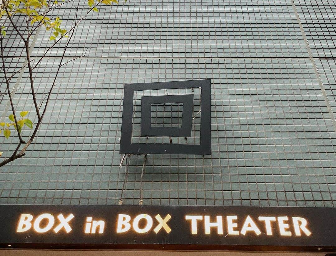 NAOMIのインスタグラム：「今日は ずっと仲良くしている"ボクの罪団　第7犯" @bokuranozaidan23  を観劇に行って参りました😆  又々，シュールでカオスな舞台でした🤣 が、楽しい舞台でして、毎回クセになる罪団ならではの脚本，演出となっております。  あと2日間、池袋シアターグリーンBox in Boxシアターにて。 ↓ 次は"TAKOBEYA"が9日から始まります。  是非、ご覧くださいませ。  #ボクらの罪団主催 #池袋グリーンシアターBoxinBoxにて #売春島 #TAKOBEYA」