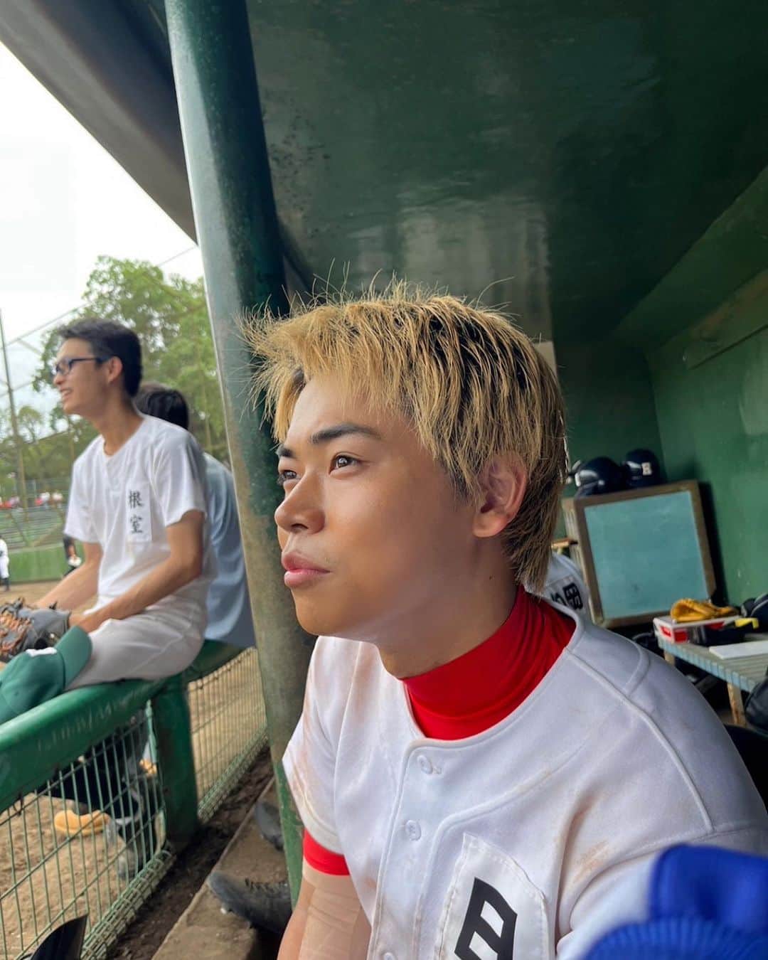 のインスタグラム：「日曜劇場 #下剋上球児   本日、21時より第4話の放送です！！  初めての甲子園予選、覚悟を持って挑む越山はどんな戦いをするのか。  日沖キャプテン！！絶対勝つぞ！！！  そして、南雲先生の運命はどうなるのか。  ドラマ前半のクライマックスとなる展開にご注目ください！！！  写真は金髪の日沖🤳  photo by 椿谷くん 後ろに笑顔の根室くん☺️☺️  #tbs  #日曜劇場  #下剋上球児  #日沖誠 #菅生新樹」