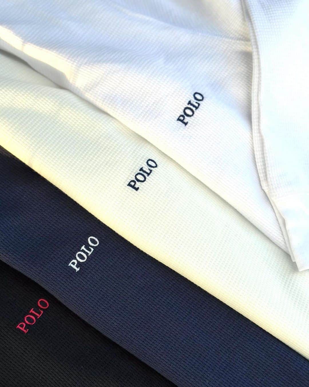 GROW AROUNDのインスタグラム：「POLO RALPH LAUREN  WAFFLE-KNIT THERMAL SHIRT 毎年定番の着心地の良いサーマルが入荷しました。 胸にはPOLOロゴ、裾にはPONYが刺繍されています。 カラー展開はWHITE,OFFWHITE(NEVIS),NAVY,BLACKの4色展開になります。 写真3枚目173cm SIZE S,4枚目180cm SIZE Lを着用しています。」