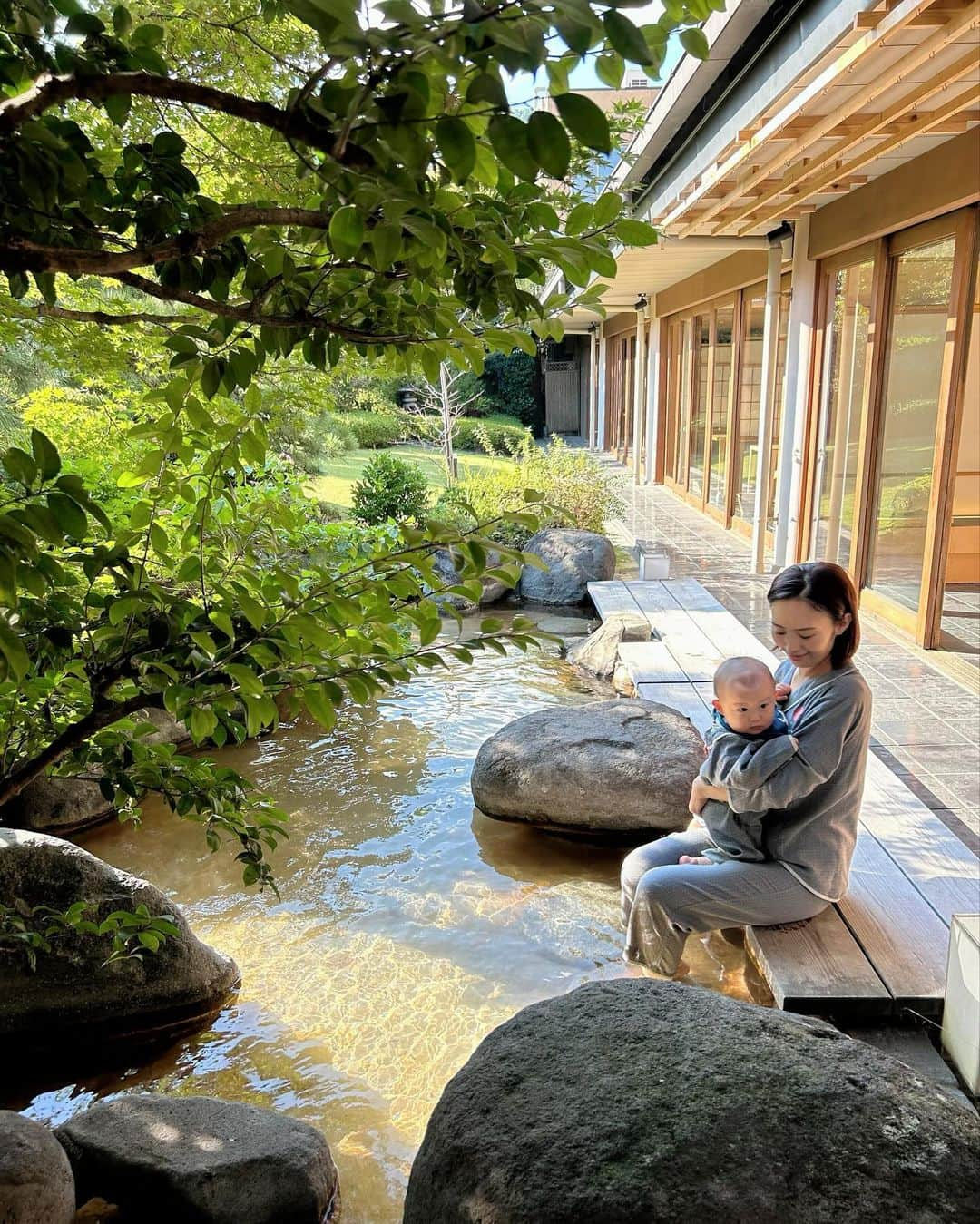 篠原菜月さんのインスタグラム写真 - (篠原菜月Instagram)「家族で温泉へ♨️ 普段、お湯にゆっくり浸かる時間が全然ないので😂 とっても楽しみにしていた日！ 母も名古屋から来てくれました♡ ⁡ 宿泊したのは静岡県伊東温泉にある「界 伊東」 源泉かけ流しの大浴場や足湯が最高で何度も温泉に入りました☺️温泉大好き✨ ⁡ 伊東市の花木である椿を使ったご当地楽も✌️ 椿油づくりを初めて体験！ ⁡ 子供たちを寝かしつけた後に母と温泉で語れたのも思い出です🥰 ⁡ 日々の疲れが癒された〜！ ⁡ ⁡ @hoshinoresorts.kai  ⁡ #PR#家族旅行#温泉旅行#温泉旅館#星野リゾート#界#界伊東#伊東観光#伊東温泉#三連休#子連れ旅行#双子育児#双子ママ#三世代旅行#源泉かけ流し#hoshinoresorts#onsen#twins#travel#trip ⁡ ⁡」11月5日 16時29分 - natsukishinohara