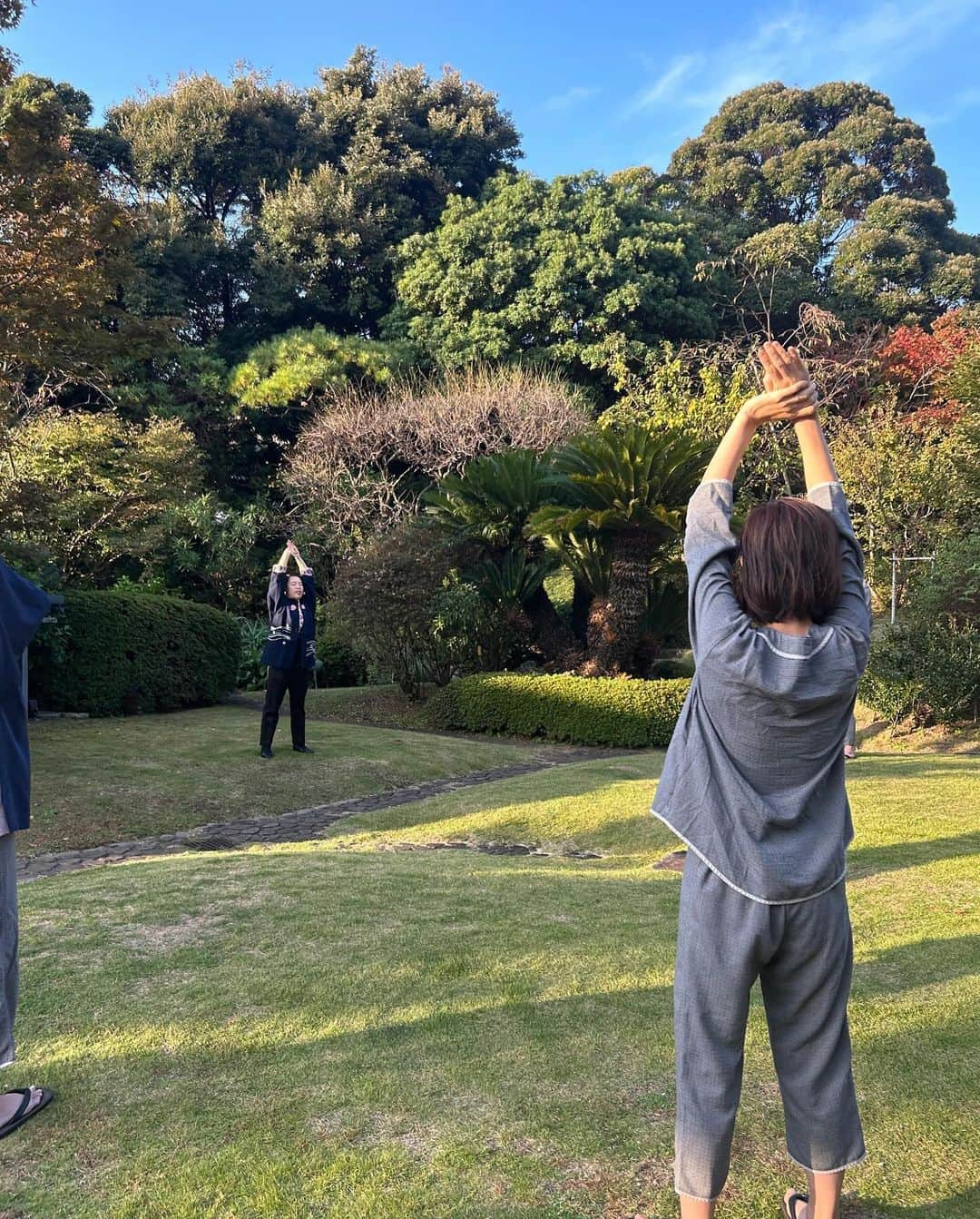 篠原菜月さんのインスタグラム写真 - (篠原菜月Instagram)「家族で温泉へ♨️ 普段、お湯にゆっくり浸かる時間が全然ないので😂 とっても楽しみにしていた日！ 母も名古屋から来てくれました♡ ⁡ 宿泊したのは静岡県伊東温泉にある「界 伊東」 源泉かけ流しの大浴場や足湯が最高で何度も温泉に入りました☺️温泉大好き✨ ⁡ 伊東市の花木である椿を使ったご当地楽も✌️ 椿油づくりを初めて体験！ ⁡ 子供たちを寝かしつけた後に母と温泉で語れたのも思い出です🥰 ⁡ 日々の疲れが癒された〜！ ⁡ ⁡ @hoshinoresorts.kai  ⁡ #PR#家族旅行#温泉旅行#温泉旅館#星野リゾート#界#界伊東#伊東観光#伊東温泉#三連休#子連れ旅行#双子育児#双子ママ#三世代旅行#源泉かけ流し#hoshinoresorts#onsen#twins#travel#trip ⁡ ⁡」11月5日 16時29分 - natsukishinohara