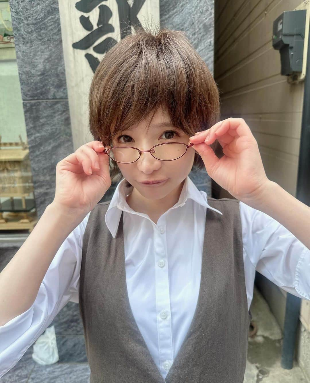 もえのあずきのインスタグラム：「変装しておすもうさんと大食い対決した🤍 めがねどう？ #モニタリング#もえあず#大食いアイドル#大食い女子 #めがね女子」