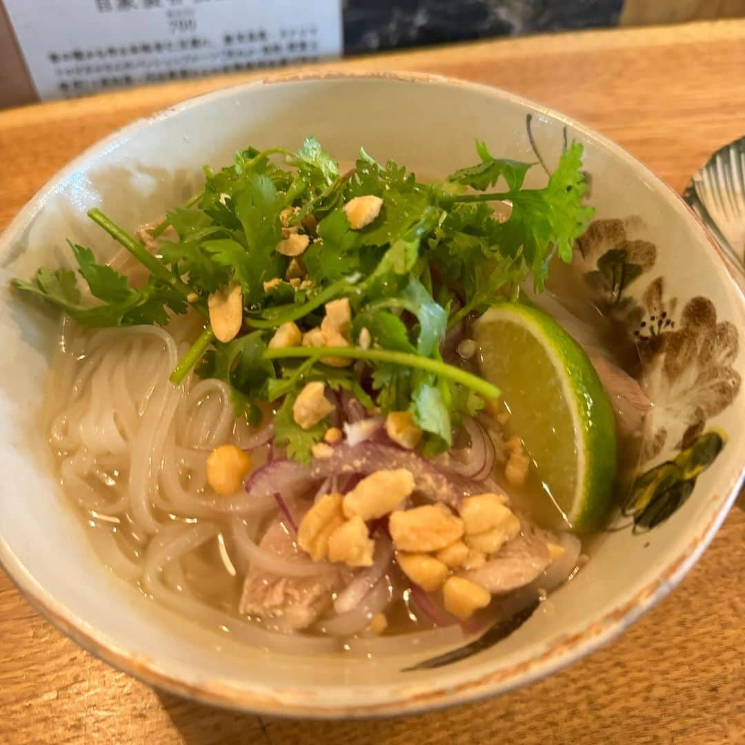 土井地博さんのインスタグラム写真 - (土井地博Instagram)「Stand Bánh Mi 🇻🇳 @standbanhmi  今日は自転車行動🚲  碑文谷スイングからフォー食べてコーヒー飲んでサクッとMTG。 これからジムとバタバタしながら充実日。 バインミーは少し食べたかったのでシェア。満足感😎  🫡  #学芸大学 #Vietnam #バインミー #フォー #food #foodie」11月5日 16時36分 - hiroshi_doiji