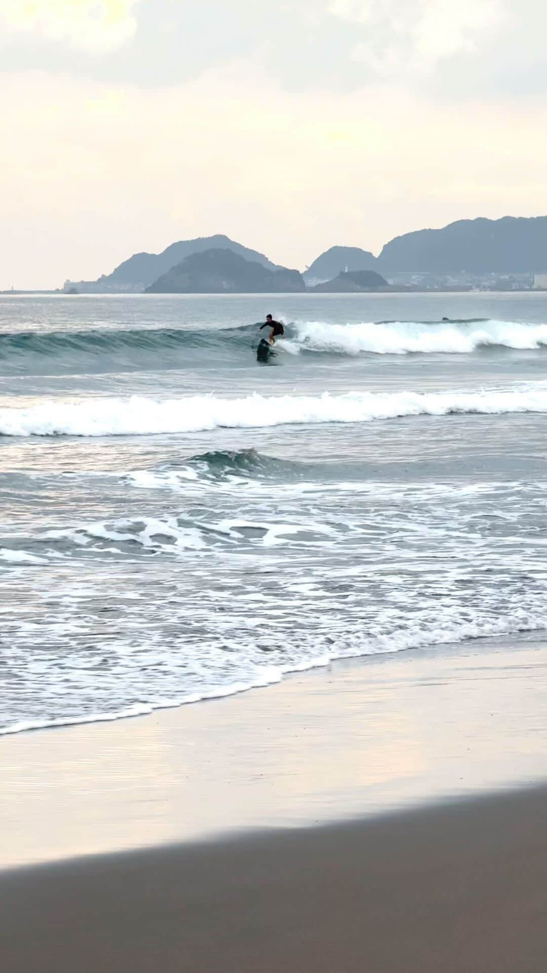 Isseki Nagaeのインスタグラム：「夕暮れのエア  #airreverse #surfing #beachlife #surfinglife」