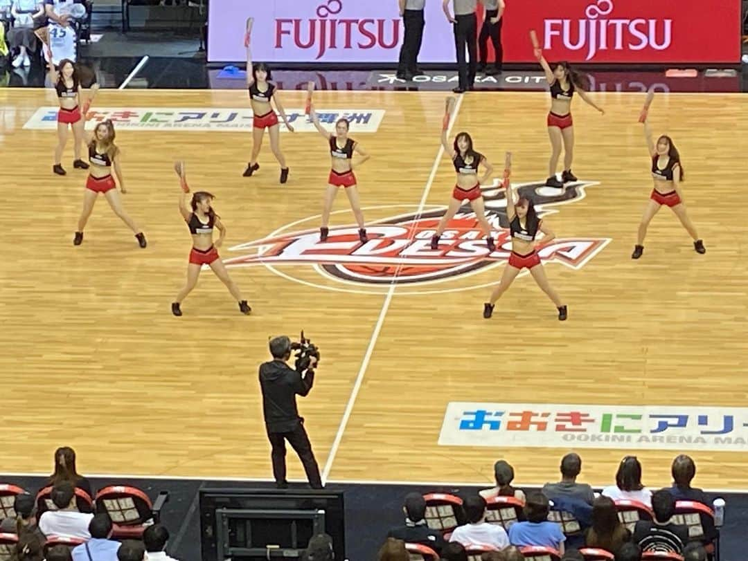 ヒロ寺平さんのインスタグラム写真 - (ヒロ寺平Instagram)「Pro Basket Ball Game  新聞に挟まれていた無料招待のチラシ。  タダで見せたるけんね。 無料で見てもいいもんね。  タダにまつわる「ケンネ・モンネの法則」を信じて応募したら・・・  当たった！  だから今日行ってきた。 大阪エヴェッサVS琉球ゴールデンキングスの試合。  実は2005年bjリーグで誕生したばかりのエヴェッサを観たことがあるのでこれが２度目。 ただあの頃は出来たばかりで魅せようとする気合いのみが先行し観客は付いて行けてなかった。  その後、組織もBリーグに統一され八村塁くん、渡邊雄太くんのようにアメリカで活躍する選手が出てきて日本での人気もマジで根付いてきているのを今日はしっかりと実感した。  スタンドもビッシリ。 自由席も当然満席で僕は立ち見。 にじむ涙をそっと拭き「タダ券は我慢我慢」と自分を言い聞かせた。  試合展開は昨シーズンの覇者琉球が常に押す展開で勝ちを収めた。  でも、熱気に包まれた会場の雰囲気は最高。 試合展開もコート上に備えられている大型ビジョンで見ている人もゲームに分かりやすくついていける仕組み。  選手の汗を拭き取る係員もキビキビと動くし、チアガールも要所要所で観客を盛り上げてしっかりとスポーツ・エンタテインメントが完成形に近づいていることを感じた。  ハーフタイムでは琉球相手なので「エイサー」も披露され、立ち見で少し疲労気味のヒローさんも楽しい時間を「おおきにアリーナ舞洲」で楽しんだ。  おおきに！  #大阪エヴェッサ #Bリーグ #ヒロ寺平 #ヒロT」11月5日 16時39分 - hiroteradaira