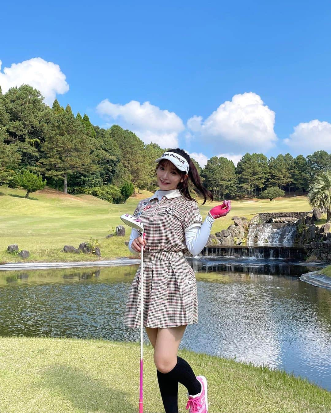 藤園麗のインスタグラム：「ゴルフ日和〜⛳️☀️ レディースティーのところが小さな島みたいになってて可愛かった👸🤍  golf wear @pearlygates_official  Sun visor  @jackbunny_official . . . #ゴルフ #ゴルフウェア #ゴルフ女子 #ゴルフ場 #ゴルフコーデ #ゴルフ練習 #ゴルフファッション #ゴルフ女子コーデ #ゴルフ好き #ポニーテール #ポニーテールアレンジ #ゴルフヘアアレンジ #サンバイザー #サンバイザー女子 #ニーハイ #ニーハイソックス #ニーハイコーデ #ミニスカ #ミニスカート」