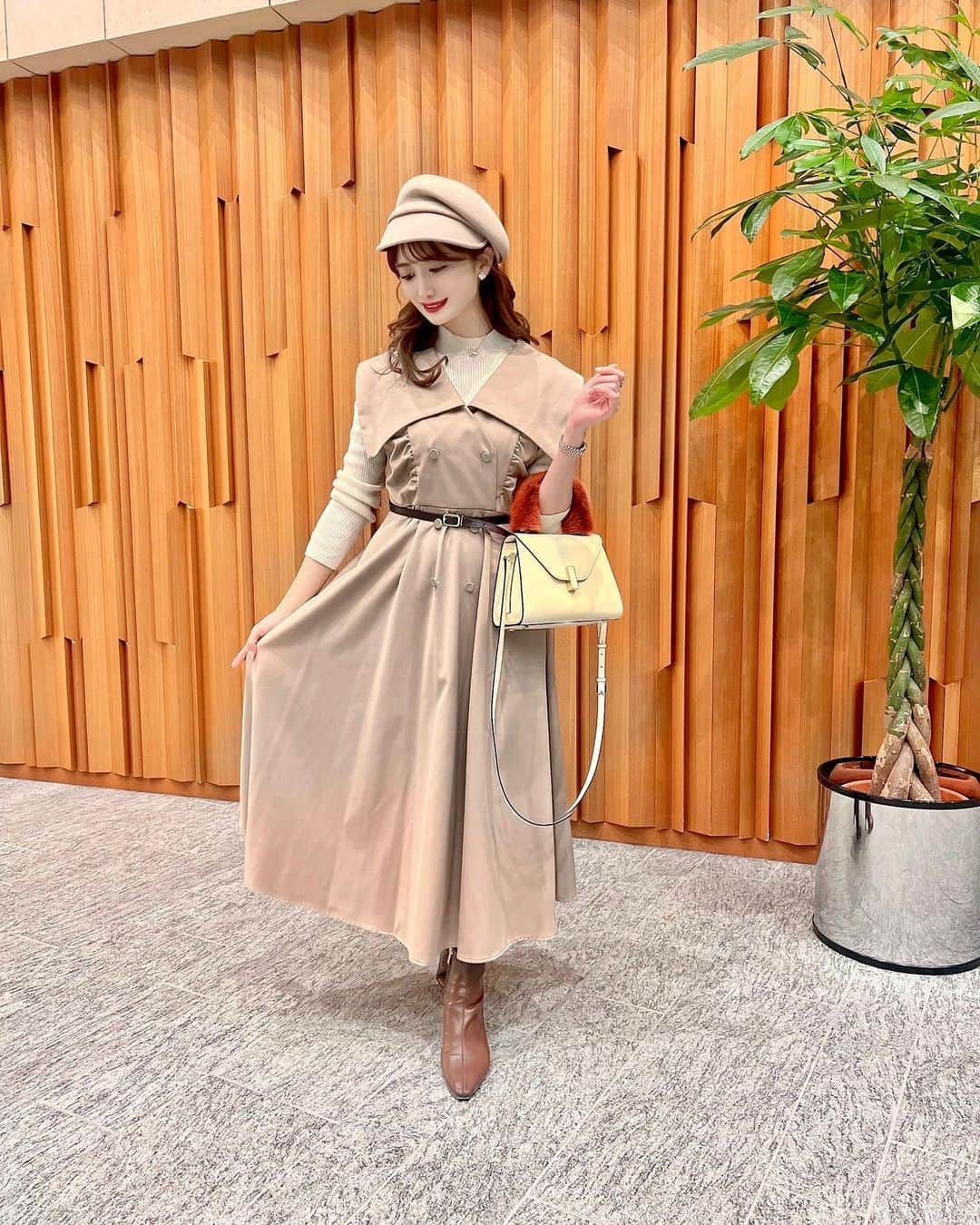 速水ティーナのインスタグラム：「🐈🍂👢🥄☁️  11月秋なのにまだまだ暑い🫠  最近のコーデとともに はまってることを✎︎࿐  ストーリー見てくれてる人は お気づきだと思いますが それは... 𝑻𝑾𝑰𝑪𝑬 のガチャ🎰🎡 🩷🩵💚💛💜💙🤍❤️💚  かなり揃ってきたけど 全種類コンプまでもう少し、、頑張ります😼❕笑  ☑︎ hat @ca4la_official  ☑︎ onepiece @herlipto  ☑︎ knit @gu_for_all_  ☑︎ bag @valextra   #キャスケット #レイヤード #ブラウンコーデ  #herlipto #秋服 #秋」