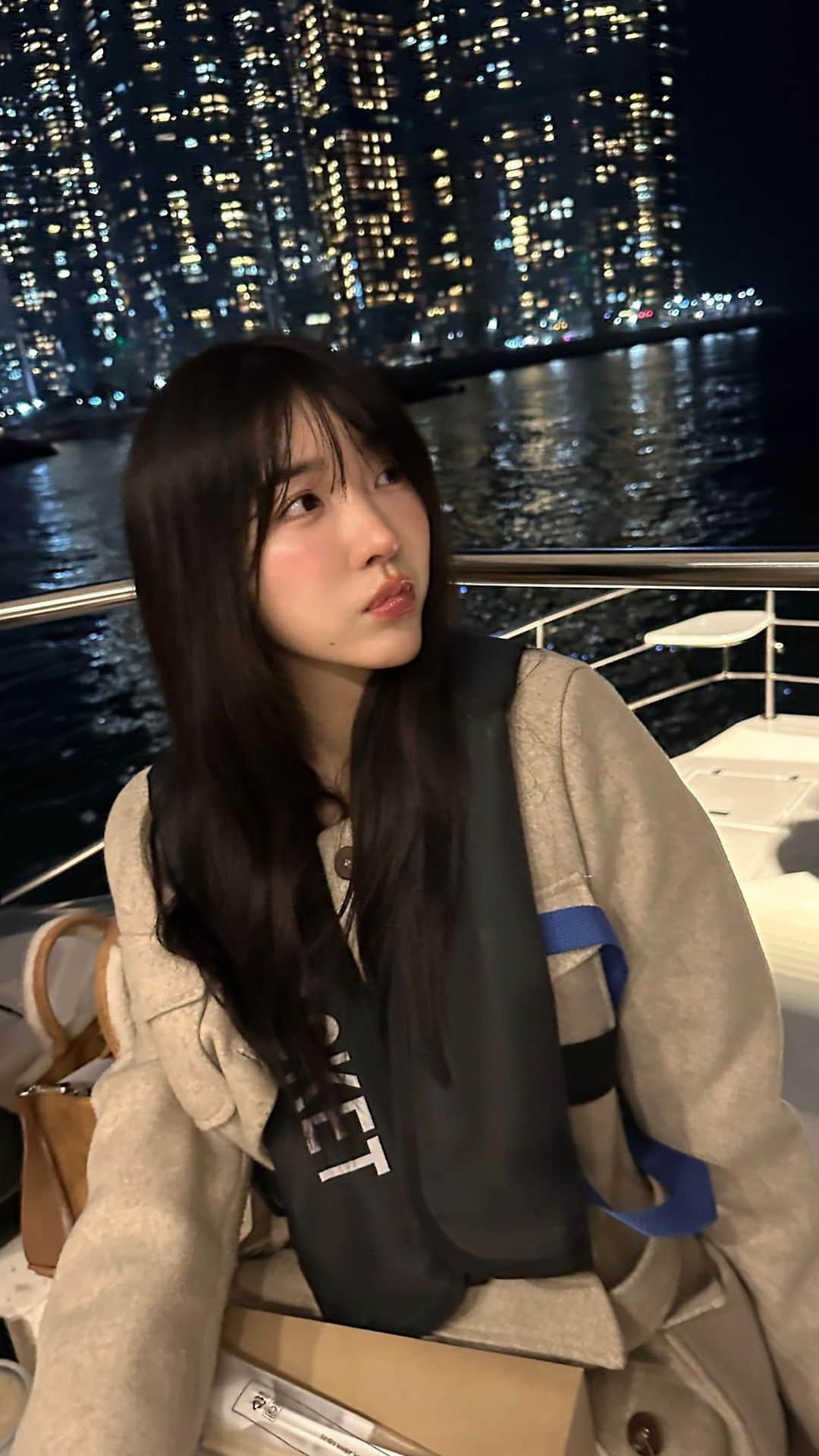 ゆかのインスタグラム：「I share some beautiful moments in Busan 🤍🎆 船から見る花火がとっても綺麗だったからみんなへお裾分け🤍 너무 예뻐서 나카마에 보여주고싶었어🥹🤍 . . . #reels #reelsviral #viral #WorldCreatorFestival #WCFBUSAN #부산월크페 #월크페부산 #fireworks #busan #koreatravel #부산 #부산여행 #釜山 #韓国旅行」