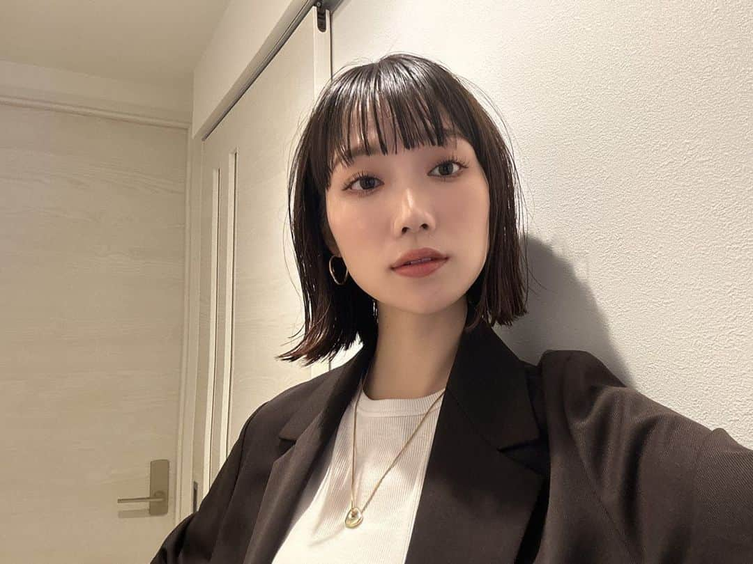 金澤楓のインスタグラム：「見た目も中身も大人女子目指します🫧  #黒髪ボブ#ボブ」