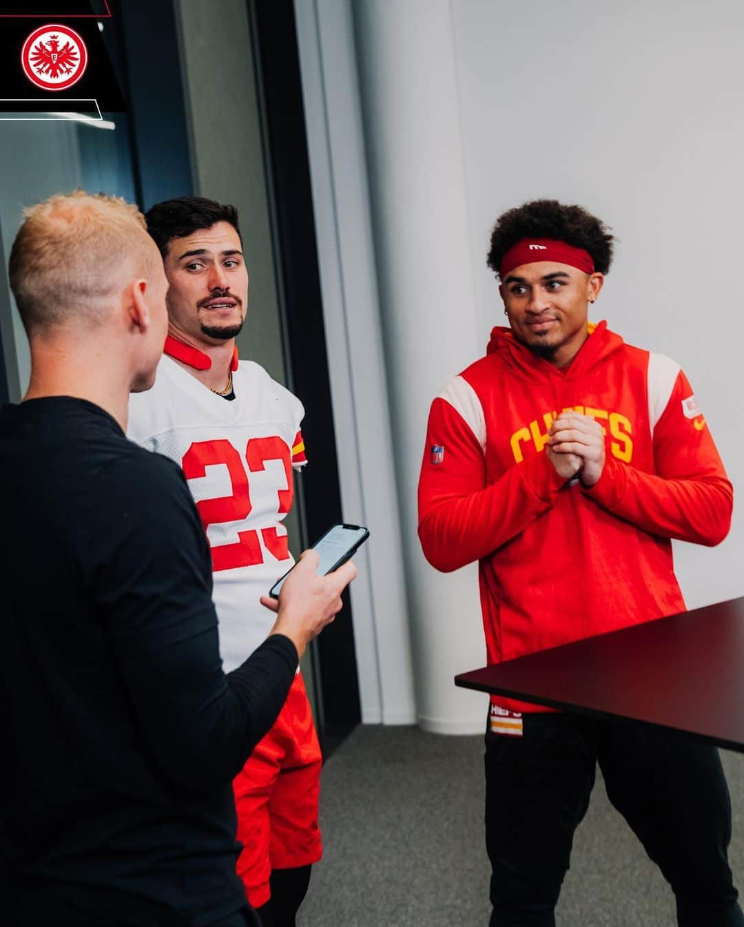 アイントラハト・フランクフルトさんのインスタグラム写真 - (アイントラハト・フランクフルトInstagram)「#NFLGamesFrankfurt 🔛🏈  @chiefs @miamidolphins enjoy the game in our home stadium! 🤝 • • #nflgamesfrankfurt #nfl #sge #eintracht #eintrachtfrankfurt」11月5日 22時07分 - eintrachtfrankfurt