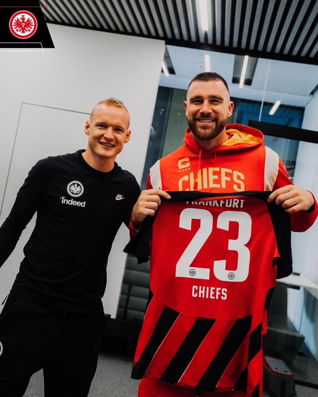 アイントラハト・フランクフルトのインスタグラム：「#NFLGamesFrankfurt 🔛🏈  @chiefs @miamidolphins enjoy the game in our home stadium! 🤝 • • #nflgamesfrankfurt #nfl #sge #eintracht #eintrachtfrankfurt」