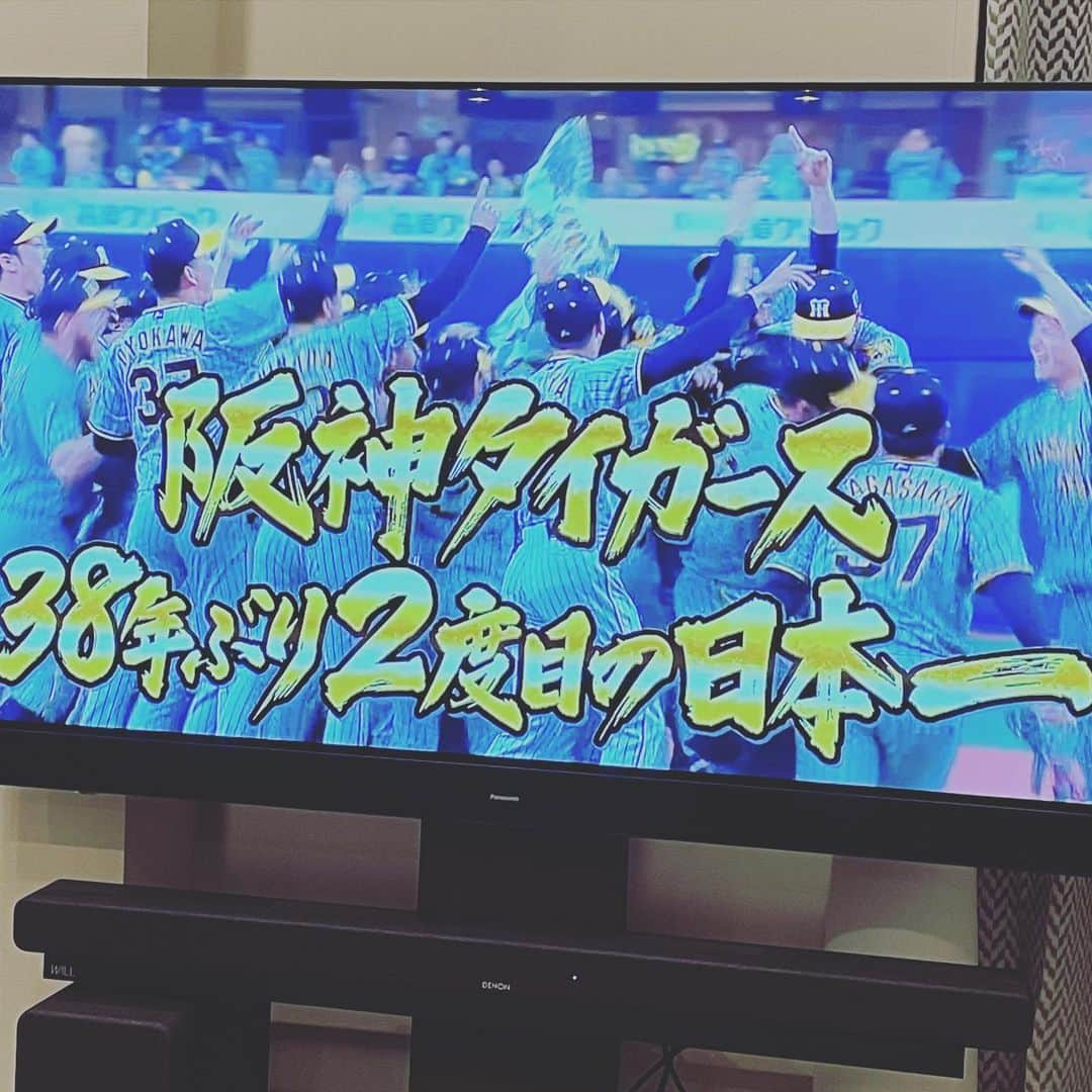 中島静佳のインスタグラム：「アレのアレ  ３８年ぶり、、実に今の息子と同じ歳の時に阪神日本一でした！ 優勝セールで阪神百貨店行ったな。真弓選手に握手して貰ったな。 とっても感慨深いです。 阪神優勝！おめでとうございます！！ #アレのアレ #38年ぶりの日本一 #阪神タイガース日本一」