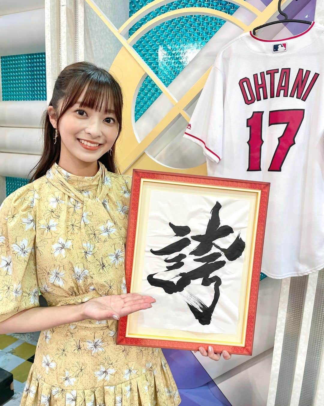 菊池柚花さんのインスタグラム写真 - (菊池柚花Instagram)「. 今年も「ワースポ×MLB」をご覧くださった皆さん、本当にありがとうございました。  昨年に引き続きキャスターとして番組に携わり、MLBの熱戦の数々を皆さんにお伝えし共有できたこと、心より光栄に思います。  まずは番組でご一緒させていただいた、小早川さんや井口さん、五十嵐さんはじめとするワースポ解説陣の皆さん。 温かく優しい皆さんの存在にいつも支えていただき、個性豊かな解説を聞くのがいつも本当に楽しくて、今年も学びや発見がたくさんありました。 今季も錚々たる豪華な顔ぶれの皆さんの近くで野球を楽しめる環境にいられたという喜びや幸せを、シーズンを終えた今改めて噛み締めています。  そして、制作スタッフの皆さん。まさにMLBのチームのように、それぞれに役割があって、日々スタッフの皆さんが “総力戦” で番組を作り上げていく姿を今年も間近で見てきました。番組の企画構成を緻密に考え、VTRや台本を作ったり、現地で取材をしたり。 スタッフの皆さんの熱い想いを最後にカメラの向こうへ届けるのは私の役割なので、責任感を持って伝えようと毎回身の引き締まる思いでした。それと同時に凄くやりがいも感じ、今年も最高のスタッフさんの元でワースポファミリーの一員として番組制作に携われたことがとっても誇らしいです。  そして！！！ いつも番組を応援してくださっている視聴者の皆様。 私自身２年目となりましたが、至らない点もあったかと思います。いつも温かいお言葉の数々、毎週「楽しみにしてるよ！」その一言が心の励みになっていました。こうして皆さんとともに今季もMLBを堪能できたことが幸せです。  昨日の放送では、「今シーズンの一文字」を書かせていただきました🖌️✨ 私が選んだのは “誇” です。メジャーリーグという大舞台で活躍を見せてくれた日本選手たちに敬意を表して、同じ日本人として “誇り” の気持ちを込めて書かせていただきました。  改めて2023シーズンも一戦一戦本当に見応えがあって、選手の華やかなプレーや全力で戦う姿にはたくさんの勇気と感動をもらいました。 選手の皆さん、お疲れ様でした。  MLBのシーズンも番組もお休み期間に入り、心にぽっかりと穴が空いてしまったような寂しさもありますが、ここからは熱いストーブリーグがあります🔥 きっと来年も素敵なシーズンになりますよね。 選手の動向を見守りつつ、来年また皆さんと番組でお会いできるのを楽しみにしています☺️」11月5日 22時13分 - kikuchiyuuka