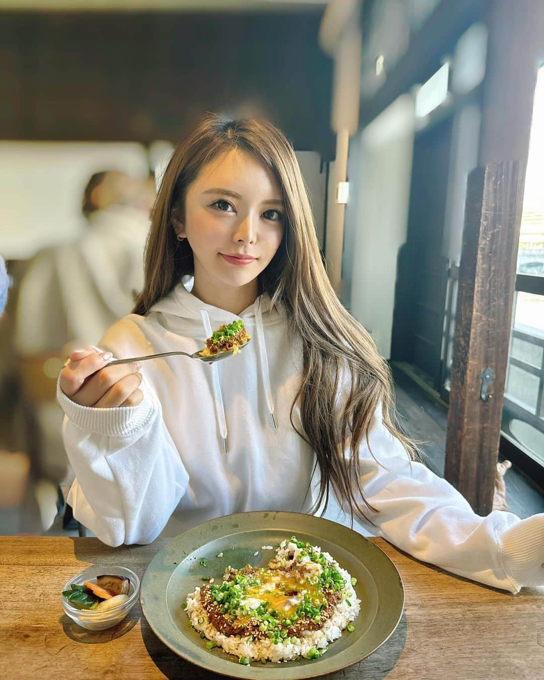 ゆいのインスタグラム：「. . .  昼活🍛🥄  最近中辛食べれるようになったからって 中辛頼んだら辛くて まだまだ甘口卒業できそうにない🥵🥵  . . .  #lunch #昼活 #カレー #中之島カフェ #大阪グルメ #ランチ #グルメ #たべすたぐらむ #カフェ #パーカーコーデ #美容 #チートデイ #ダイエット #筋トレ #心斎橋 #ミナミ #北浜 #北浜 #北浜ランチ #osaka」