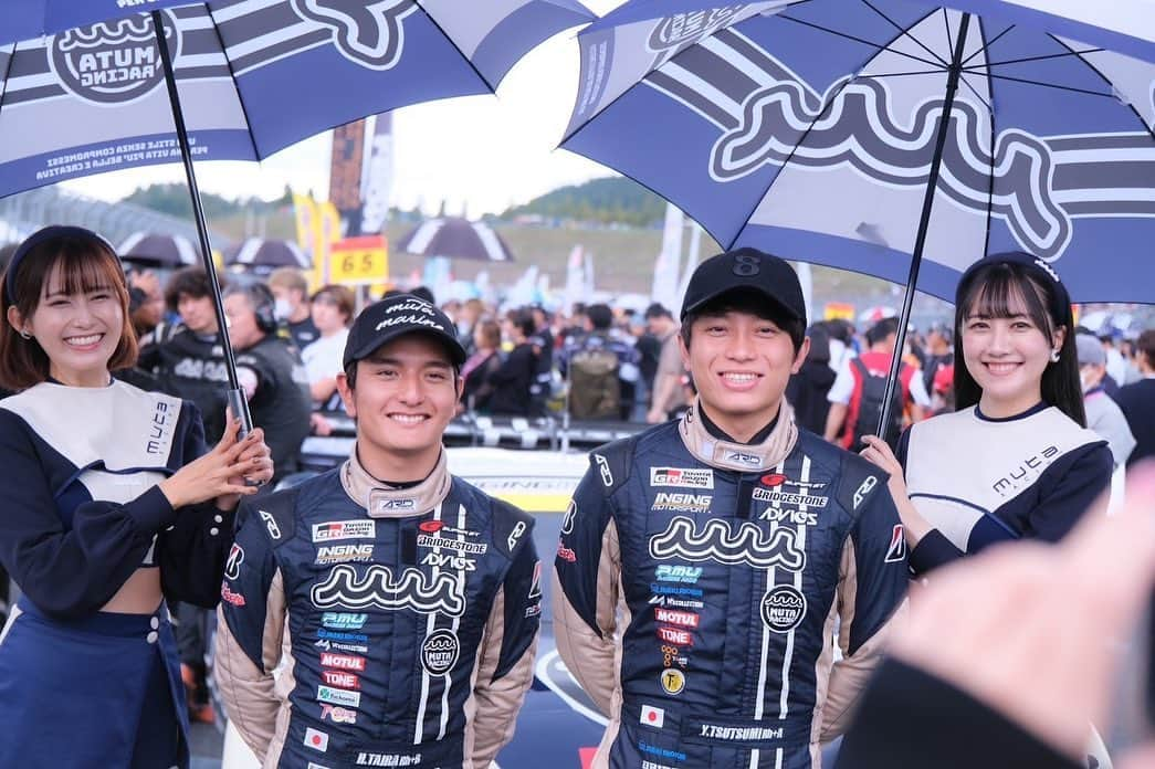 瀬谷ひかるさんのインスタグラム写真 - (瀬谷ひかるInstagram)「🧚‍♀️🧚🏻🧚‍♀️  SUPERGT Rd.8 FINAL  2号車muta Racing INGINGは9番手でチェッカー、 シリーズランキング2位で今シーズンを終えました🥈✨  生憎のお天気ではありましたが、常に最良の手を探し続け 最後の瞬間まで攻めの姿勢を崩さず諦めないチームの姿に、 改めてmuta Racing INGINGというチームが大好きだなぁ と実感するレースでした！ 沢山の温かいご声援ありがとうございました！  今シーズン3度の2位表彰台、2度のポールポジション獲得という、 大躍進の2号車を間近で応援することができた巡り合わせに 本当に感謝しています！  途中きのちゃんのファンの方が サプライズ卒業式を企画してくださり、 私にまでお花やプレゼントを用意して頂いて 思いがけず泣いてしまいました😭💐 (昨日から涙腺がゆるゆるになっている)  1年間muta Racing fairiesとして活動することができて、 とっても幸せでした！🧚🏻 皆様一緒に応援して頂きありがとうございました！ またどこかで！  #supergt #muta #mutaracing #mutaracingfairies #gt300 #gr86 #gr86gt #ingingmotorsport #motorsport #racequeen #model #japanesegirl #selfie #portrait #camera #モビリティリゾートもてぎ #ポールポジション #レースクイーン #スーパーgt #モータースポーツ #モータースポーツ好きな人と繋がりたい」11月5日 22時11分 - seyasy__h